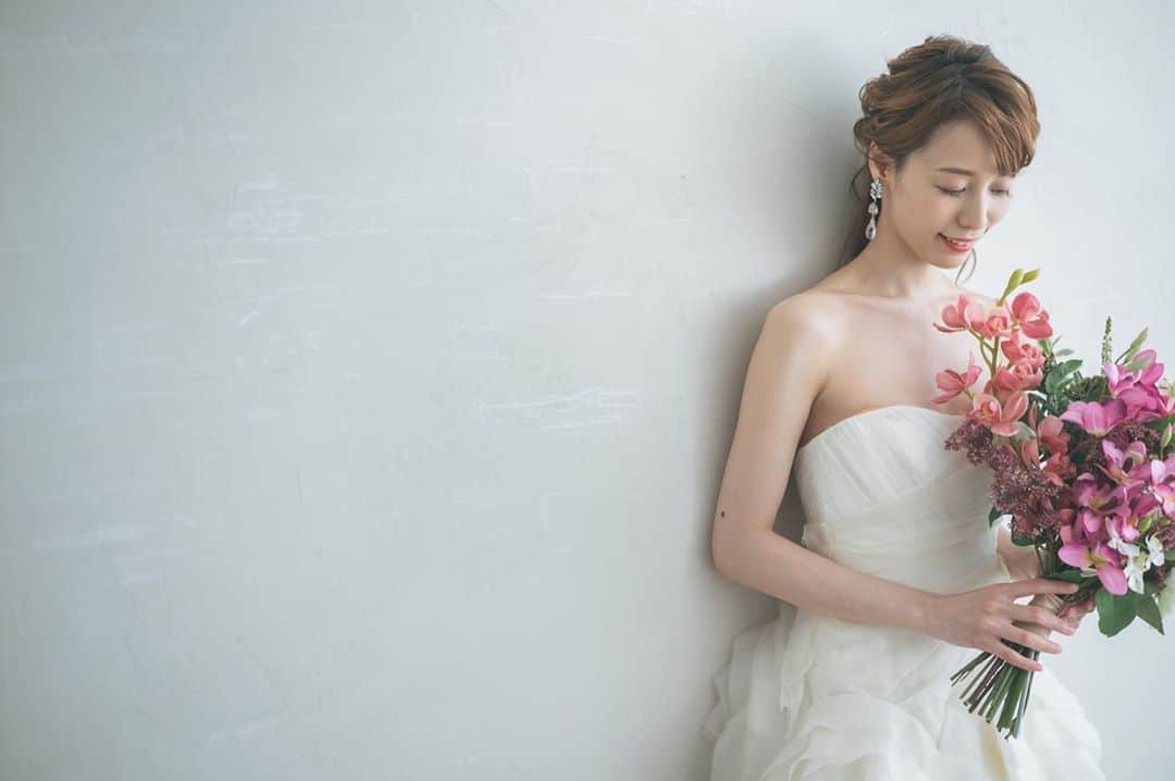 綱島恵里香さんのインスタグラム写真 - (綱島恵里香Instagram)「. . 幸せな気持ちになる✧˖°⌖꙳ . .  #wedding #前撮り #結婚式 #花嫁#ウェディング#ウェディングドレス#ウェディングフォト #ウェディング前撮り#ブライダル#プレ花嫁準備#ポートレート#作品撮り」10月13日 13時34分 - tsunashima.erika