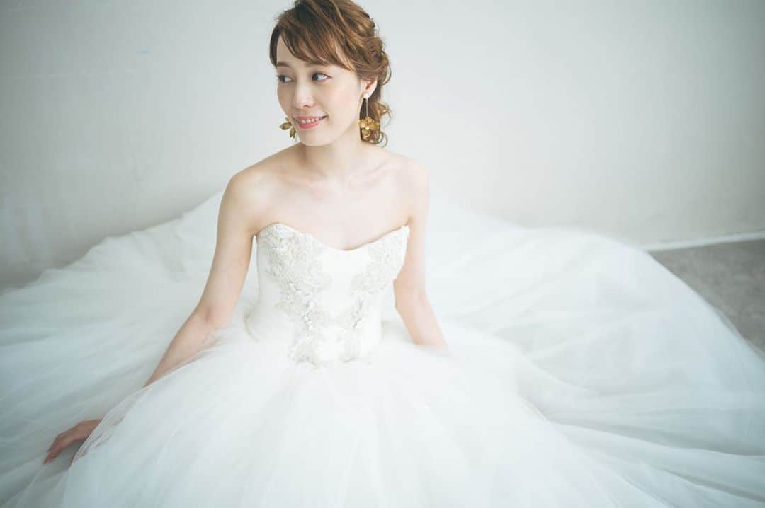 綱島恵里香さんのインスタグラム写真 - (綱島恵里香Instagram)「. . 幸せな気持ちになる✧˖°⌖꙳ . .  #wedding #前撮り #結婚式 #花嫁#ウェディング#ウェディングドレス#ウェディングフォト #ウェディング前撮り#ブライダル#プレ花嫁準備#ポートレート#作品撮り」10月13日 13時34分 - tsunashima.erika