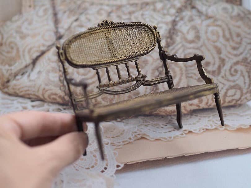 kiyomiさんのインスタグラム写真 - (kiyomiInstagram)「❤︎ ・ original  handmade miniatur chair size 1/12 . パーツが多くて なかなか大変でした🙌 2人掛けチェア完成です。  chairのネットをくださった @minako.ange さんに 感謝です＼(^ω^)／ みなこさん、出来ました〜✨ ありがとうございました。 ・ ・ ・ ・ ・ ・ #ミニチュア#miniature#dollhouse #Frenchinterior #ブロカント #antique#Frenchstyle#cute#closet #シャビーシック#Interior#フレンチインテリア #antique  #Frenchdecor#brocante #アンティーク風#brocantestyle#shabby #shabbychic #shabbychicdecor#armoire #フレンチチェア #chair  #Frenchchair」10月13日 13時29分 - chiisanashiawase2015