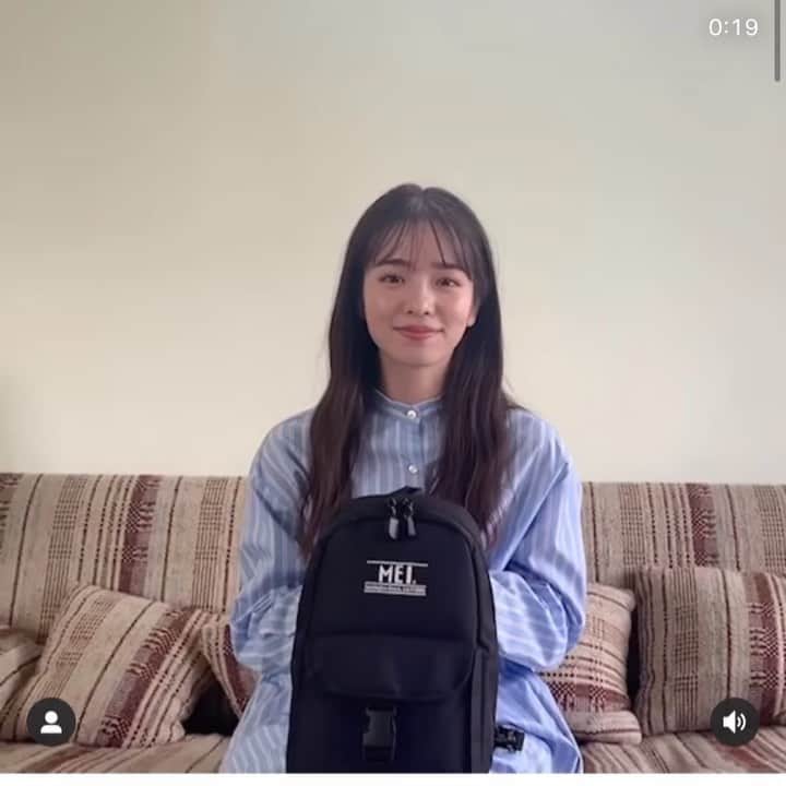MEI(メイ) のインスタグラム：「＼🎉本日発売🎉／  カリフォルニア発の大人気バッグブランド「MEI」新作BOOKは本日発売🌴🌟  表紙は、10月1日発売号で雑誌「Seventeen」専属モデルを卒業した横田真悠さん🥺🥰本日はかわいすぎる真悠ちゃんのコメントムービーを公開します🙏🎬💕  ショルダーストラップ の形を変えて“リュックになる”❣️万能な2WAYショルダーバッグ をぜひ手に入れてください✌️  ＜POINT＞ ---------------------------------------------- ❶2WAY仕様 ∟ショルダーストラップの形を変えて、リュックになる💪  ❷バックル仕様の立体フロントポケット ∟マチがあるのでよく使うものをかさばらずに収納OK🙆‍♀️  ❸名刺サイズの内ポケット×2 ∟名刺やリップなど細かいものを整理整頓できる🥰  ❹内側メッシュポケット ∟中に入れたものが見えるので取り出しに便利👀  ❺コンパクトに見えて大容量 ∟500mLのペットボトル&長財布が縦にも横にも入る🐘  ❻使いやすいダブルジップ ∟がばっと開くので荷物が取り出しやすい🤝  ❼ショルダーストラップの長さはアジャスターで調節可能 ∟身長に合わせてお使いいただけます🦒🦔  ❽フロントにはブランドのロゴプリントをオン ∟MEIでおなじみのデザイン⛵️  ❾シンプルなデザイン ∟男女兼用でお使いいただけます👨‍👩‍👧‍👦 ----------------------------------------------  誌面にもかわいい真悠ちゃんのショットが満載です🙆‍♀️❣️  ＼全国のファミリーマート・全国書店＆ネット書店にてパッケージ違いで発売中📦／ ***********************************************  『MEI リュックになるショルダーバッグ BOOK』  価格：1890円＋税 サイズ（約）：縦31×横19.5×マチ9.5cm ショルダーストラップの長さ93cm［最長］  全国のファミリーマート / 全国書店・ネット書店 2020年10月13日（火）発売  ネット書店にて「🔎MEI 宝島社」で検索  ****************************************** #mei #mei_bag #メイ #カリフォルニア #リュック #ショルダーバッグ #ムック本」
