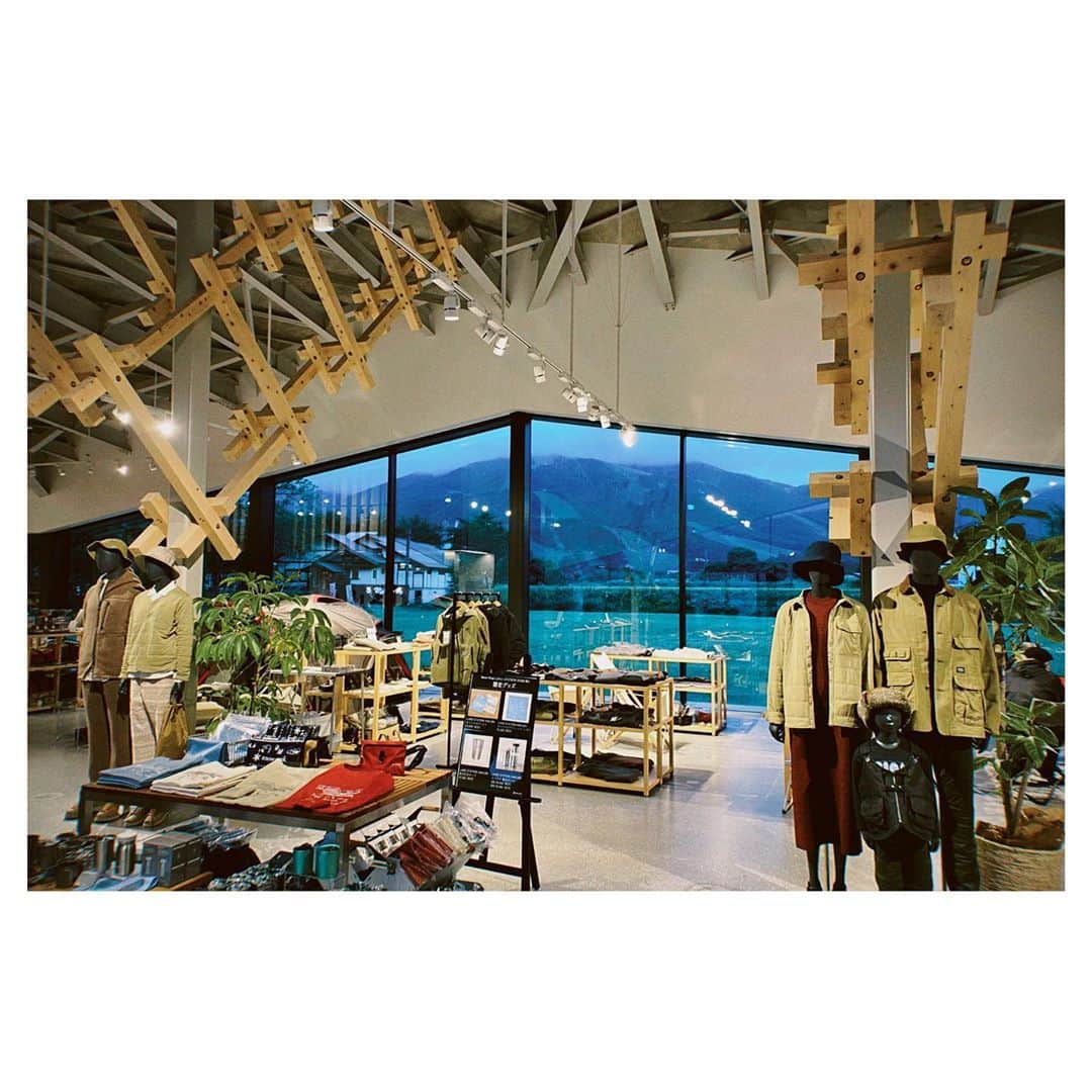 工藤大輝のインスタグラム：「@snowpeak_landstation_hakuba にもお邪魔しました。 奥はスキー場⛷冬にまた来たい。」