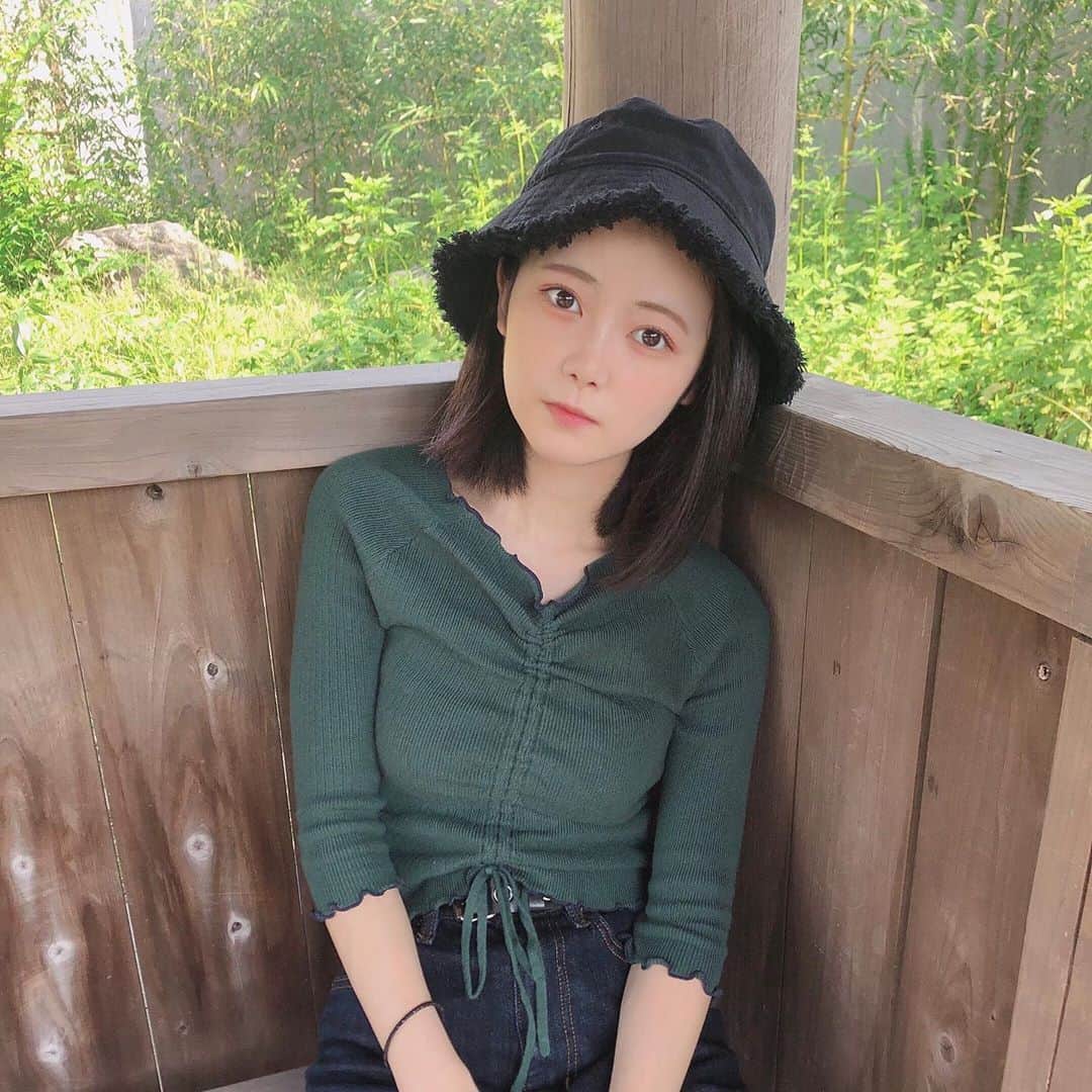 のインスタグラム：「前髪なしは久しぶり〜 視界良好👁👍🏻 今日はポカポカしていて お散歩日和だね！」