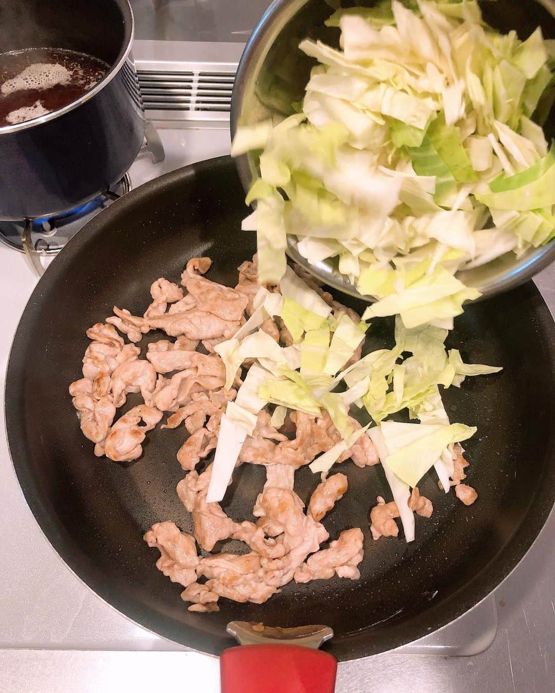 みきママさんのインスタグラム写真 - (みきママInstagram)「【あんかけラーメンです！！】  豚肉＋キャベツ、2つでできちゃいます🤩🤩🤩醤油ラーメンにのせるだけ。めっちゃ美味し〜🤤🤤🤤  醤油ラーメンに野菜炒めをのせると、家族のテンションは下がっちゃうけど、あんかけにすると、あげあげになるのはなぜだ❓  赤ちゃんもトロミをつけるとよく食べるよね😳😳😳  トロミって大事だ✨片栗粉って大事だ✨  #みきママ　#あんかけラーメン #あんかけ」10月13日 13時33分 - mikimama_official