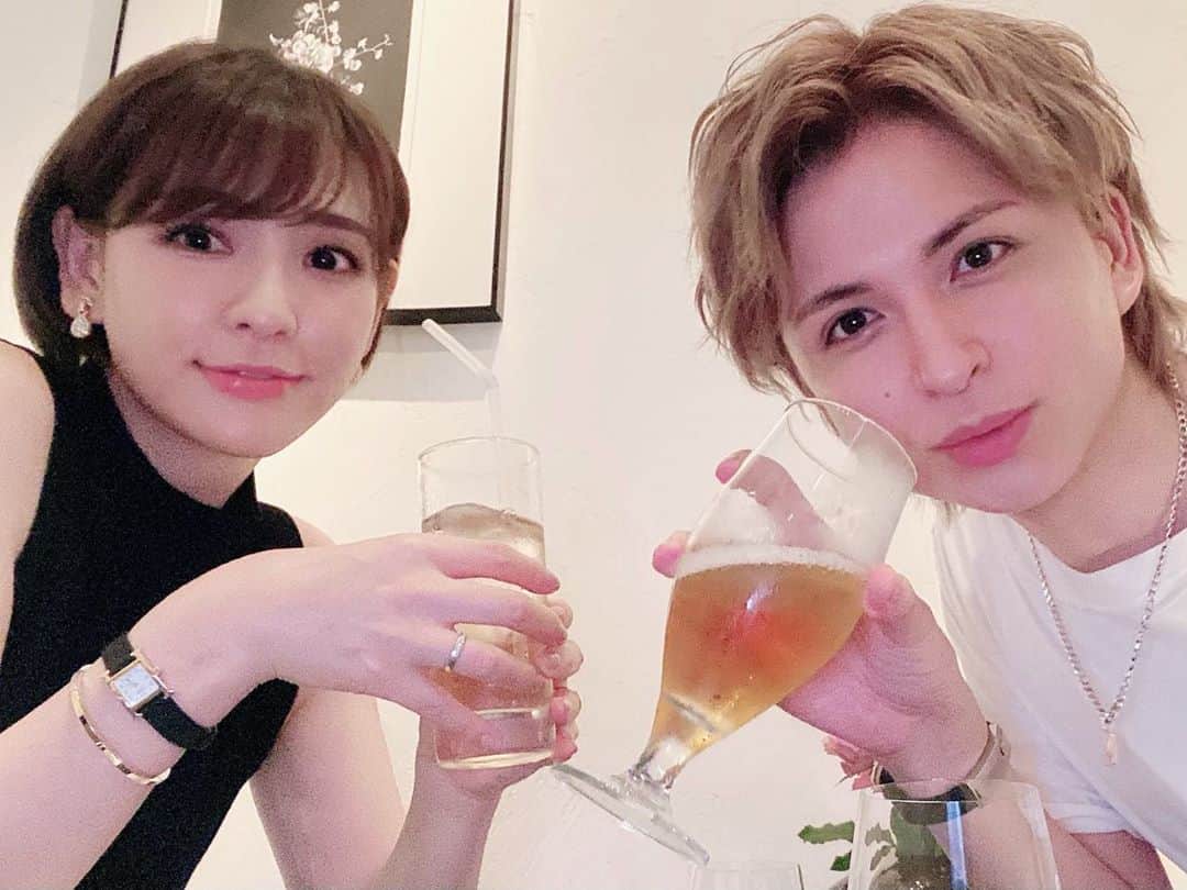 のインスタグラム：「皆さん如何お過ごしですか☺️??この間はお祝いのコメント沢山ありがとうございました🥰✨✨﻿ ﻿ 今週は主人2連休だったので楽しい休日を過ごしてます🙌🎶💕💕﻿ ﻿ #美味しいご飯も食べれたよ﻿ #夫婦 #カップル #デート #休日 #👫﻿」