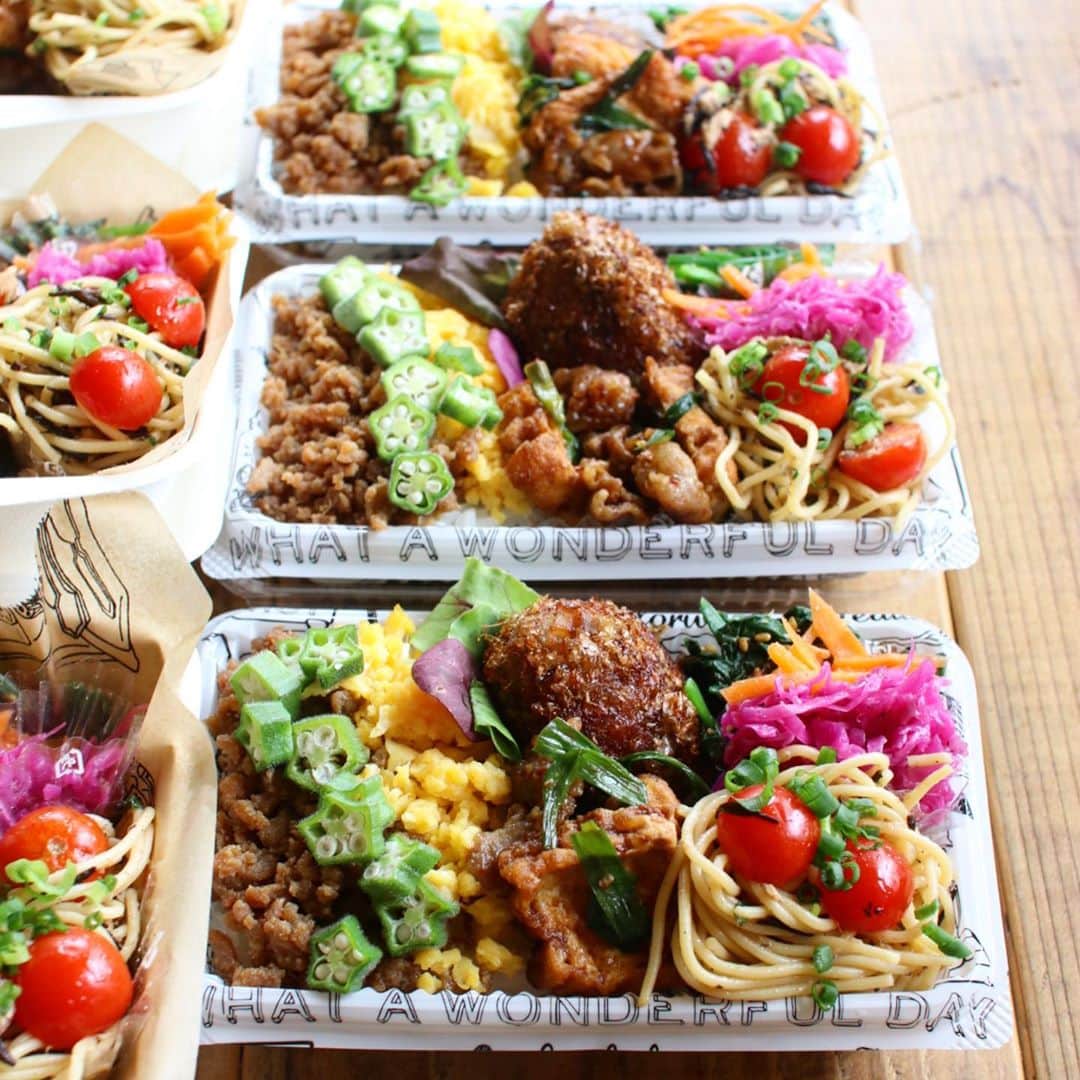 Atsukoのインスタグラム：「Toda's lunch 2020.10.13 ･ ･ 3色ごはん 蓮根とひき肉のおかかコロッケ ほうれん草胡麻和え 厚揚げと豚肉とニラのピリ辛炒め 和風サラスパ ラペ ･ 昨日娘と一緒に作ったおかずと私が作ったおかずでお弁当。 私は職場用に3つ。 娘も友達用に3つ。 右が私が詰めて、左は娘が詰めました。最近料理に目覚めてくれて嬉しい😆😆まぁまたすぐ飽きそうだけどな。笑 次はナポリタン作ろうね。」