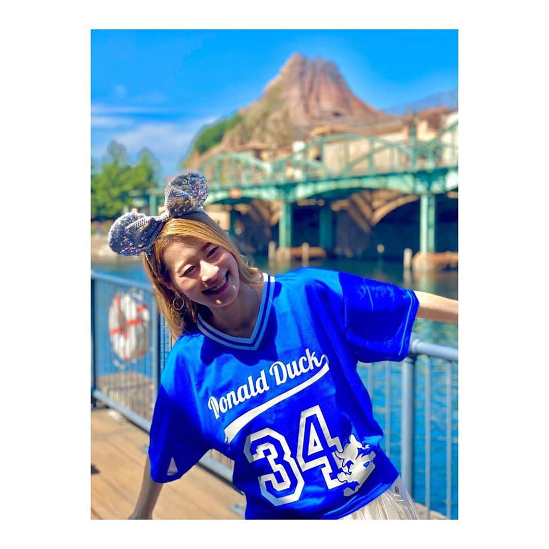 夢月せらのインスタグラム：「だいぶ経ちましたが…先日ディズニーシーに行ってきましたー🏰💗  天気に恵まれて最っ高に楽しかっった😆❤ 気づけば2年振りだったようで😳 初ソアリンも楽しみましたー😆🌸  今度はランドにも行きたーい☺︎💕  #disneysea #fashion #donaldduck #code」