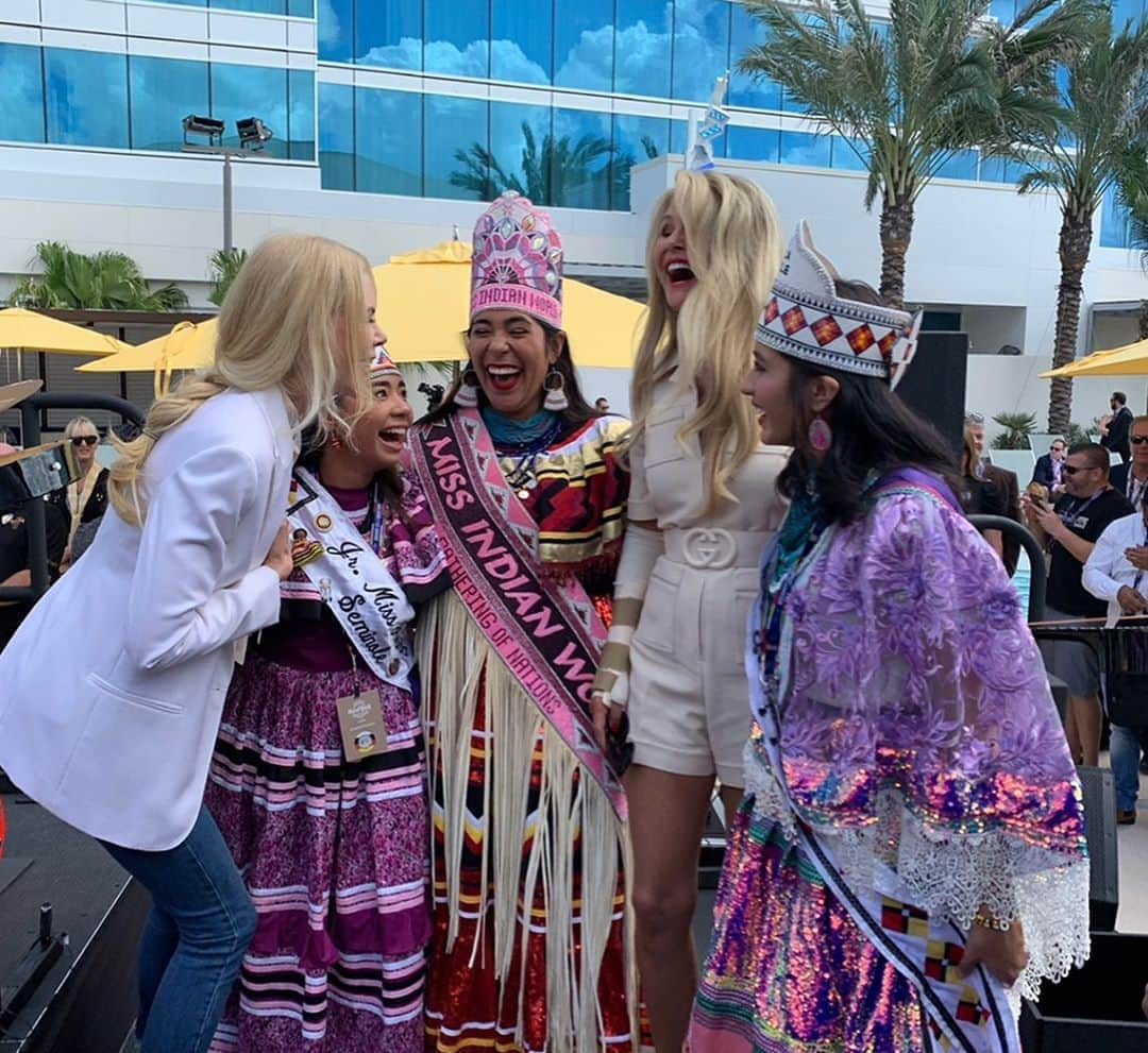 クリスティ・ブリンクリーさんのインスタグラム写真 - (クリスティ・ブリンクリーInstagram)「I love that we now have a #nationalindigenouspeoplesday to honor those who first called this land their home. They were our first “environmentalists too with the way they honor Mother Earth. We have a lot to learn from them. I picked up some business tips too from the Seminole tribe in Florida,where the iconic  @nicolekidman and I joined them earlier this year for the grand opening of one of their many hotels. From the Seminoles to my neighbors in the Shinnecock Nation and the Montaukett  here in the Hamptons at the tip of Long Island all across this land  I wish everyone a very special day  @hardrocktampa #shinnecocknation 🕊」10月13日 13時39分 - christiebrinkley