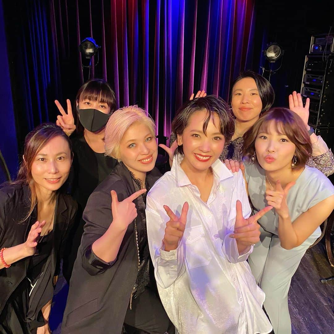 壱城あずささんのインスタグラム写真 - (壱城あずさInstagram)「.﻿ 壱城あずさ BirthDay TALK and LIVE 「To Yours」無事終わりました。﻿ 最高の誕生日でした！！﻿ ﻿ 私は「今」がいちばん幸せです。﻿ でも「明日」の方がもっと幸せになります。﻿ そして来年のお誕生日はもっと幸せになり10年後はもっと幸せになります。﻿ ﻿ そんなことを感じる1日でした。﻿ ﻿ 生きてると苦しいこともたくさんあるけどこんなに楽しく幸せに溢れる時もあるならばどんな壁も乗り越えられる。﻿ ﻿ 一度しかない人生！！﻿ 楽しんでやろうじゃないか！！﻿ ﻿ 大好きな皆さん。﻿ 出会ってくださりいつも応援してくださり育ててくださり本当にありがとうございます。﻿ ﻿ #誕生日﻿ #ライブ﻿ #愛と感謝﻿ #最高な仲間 #素直に生きたい﻿ #壱城あずさ﻿ #しーらん﻿」10月13日 13時40分 - shiiran1012