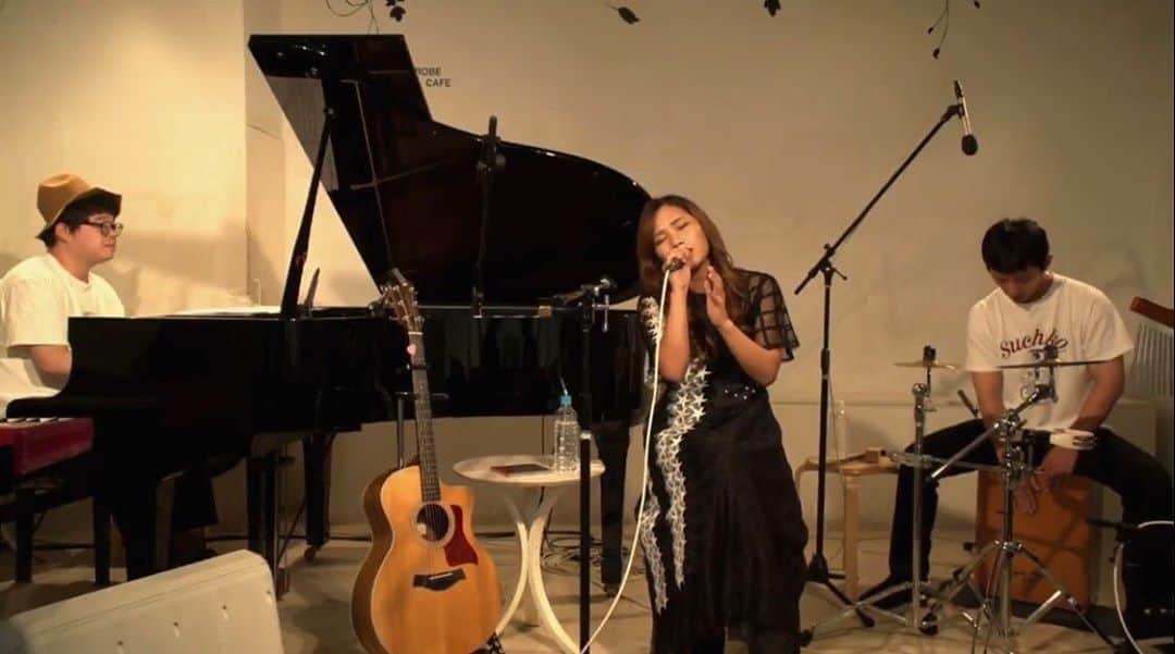 R!Nのインスタグラム：「先日のソロライブ。 お久しぶりのR!Nソロ、 オリジナル曲が新鮮でした。  セットリスト  Secrets Escape Get away Naked 即興ソング STEP TO FUTURE!  @ 北参道ストロボカフェ 最後の営業日でした。 沢山の思い出をありがとう。。。  Support percussion @kyoshirow_drpc  piano @kiyosanpo22   #live #RINSolo #北参道ストロボカフェ」