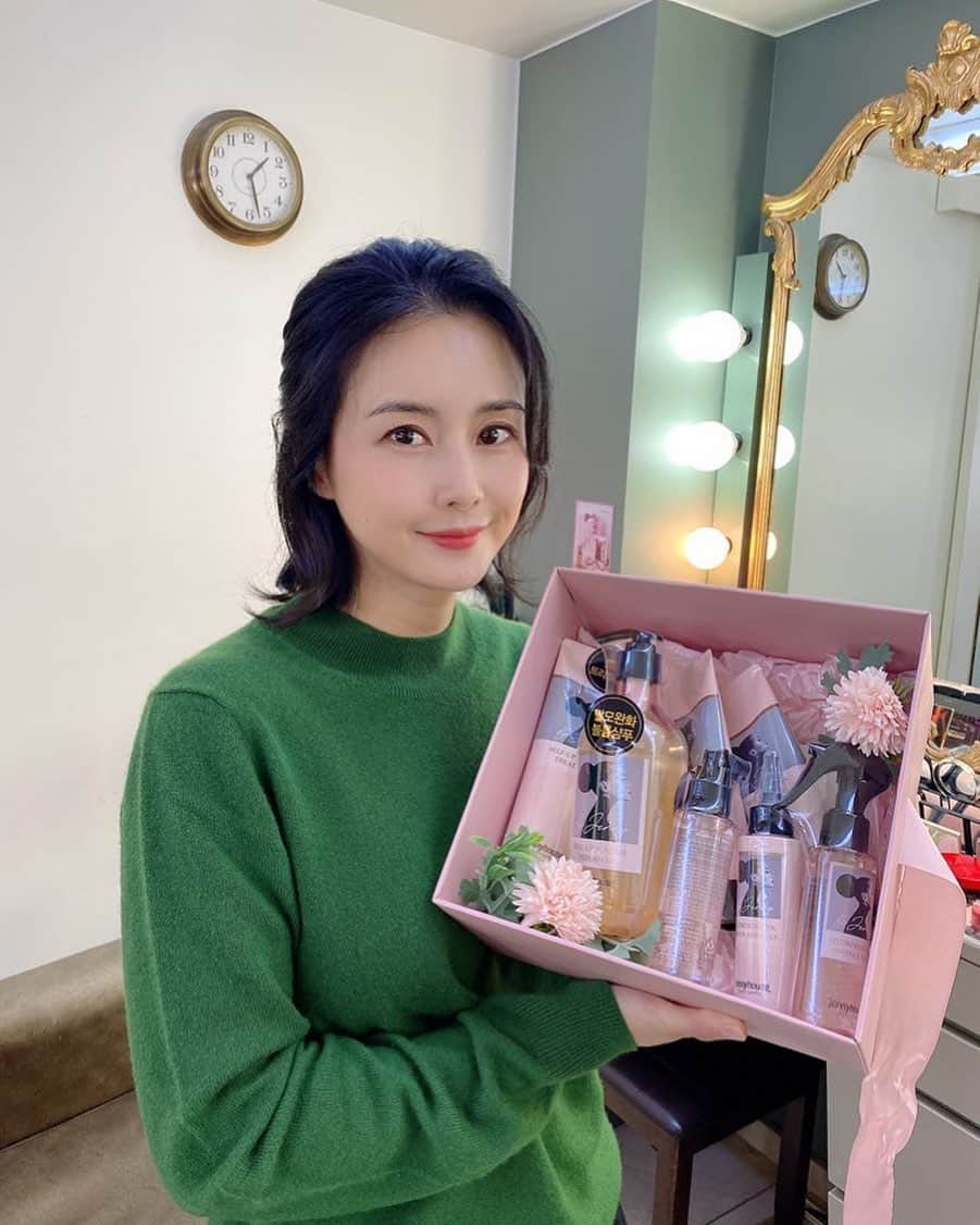 チェ・ジョンユンのインスタグラム：「#JENNYHOUSECOSMETICS #JENNYHOUSE #제니하우스코스메틱 #제니하우스 #제니하우스셀프업 #셀프업 #SELFUP #제니하우스샴푸 #제니하우스트리트먼트 #탈모샴푸 #탈모샴푸추천 #탈모트리트먼트 #손예진샴푸 #손예진트리트먼트 #광고 감사합니다.역시프로들!」
