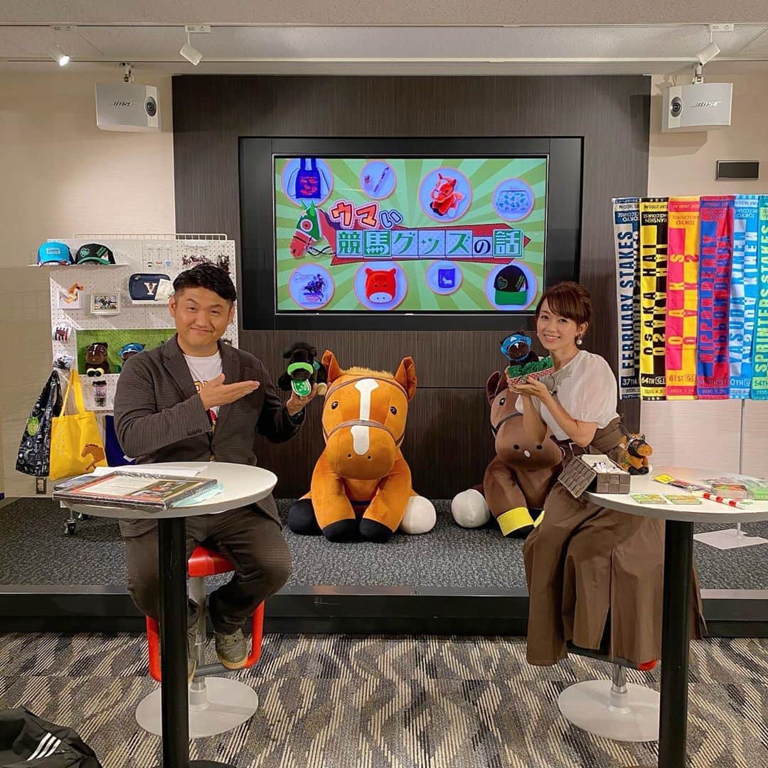 のインスタグラム：「先日の収録時の写真です☺️ 好きなものに囲まれるって…幸せですね😁🍀 ビタミンSのお兄ちゃんと共に、終始笑いっぱなしで楽しませて頂きました😁🏇 オンエア日などの詳細はまたお伝えします✨  この日のカメラマンさんが、20年程前にめざまし調査隊のロケでよくお世話になっていた方で、8年ほど前にカイモノラボのロケで再会し、一緒に中国ロケにまで行ってお仕事をさせて頂いた方という…なんとも懐かしく、嬉しく、そういった部分でも笑顔いっぱいになる収録でした✨  何年経っても変わらず接してくださり、こうやってお仕事をさせて頂けることに感謝します🙏✨  #岡部玲子 #タレント　#レポーター　#アナウンサー　#女子アナ　#競馬　#グリーンチャンネル　#競馬キャスター　#収録　#めざましテレビ #カイモノラボ #greenchannel #horseracing #tvshoot」