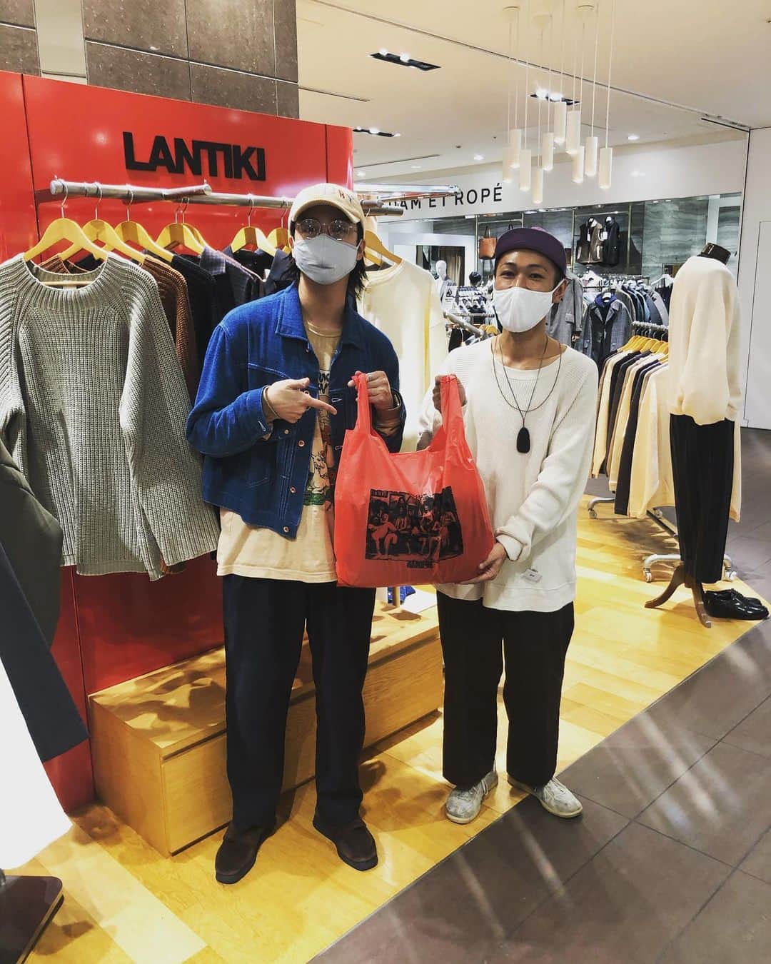 渡部秀のインスタグラム：「みなさまいかがお過ごしですか？ 撮影も順調に進んでおります。  LANTIKI LUCUAが梅田にオープンしました おめでとうございます 皆様是非。  今日は少し暖かいですね  #乱痴気#ルクア」