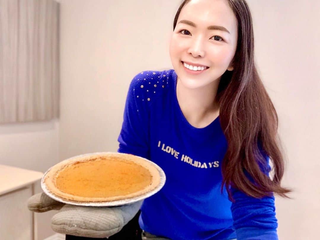 横井玲のインスタグラム：「Happy Thanksgiving Day🇨🇦How's your celebrate? Today, I baked a traditional pumpkin pie with fragrant cinnamon🎃Its recipe is totally vegan, including whip cream! The cream made from Tofu, coconuts oil and maple siroop😳You might feel it’s sounds weird, but it's actually tasty! Please don't say “impossible” before you try😉  今日はカナダのサンクスギビング。 ターキーとパンプキンパイでお祝いするのが王道だそうですが、七面鳥さんを葬りたくないので…パンプキンパイを焼いてみました٩( ᐛ )و シナモンの良い香り！ 付け合わせの濃厚クリームはなんと豆腐ベースです。 卵もバターも牛乳も使わずにちゃんとしたお菓子を作ったのは初めてでしたが、美味しくできてびっくり。そして大満足でした！ やる前から不可能と決めてしまうのは、勿体ない事だったんだなあと実感する日々です。 ところで…わたし髪伸びるの早すぎません？？  #canada #thanksgiving #pumpkinpie #cooking #baking #sweets #vegan #veganfood #veganrecipes #veganlife #vegandessert #homemade #naturelovers #ヴィーガン料理 #ヴィーガンスイーツ #パンプキンパイ #手料理」