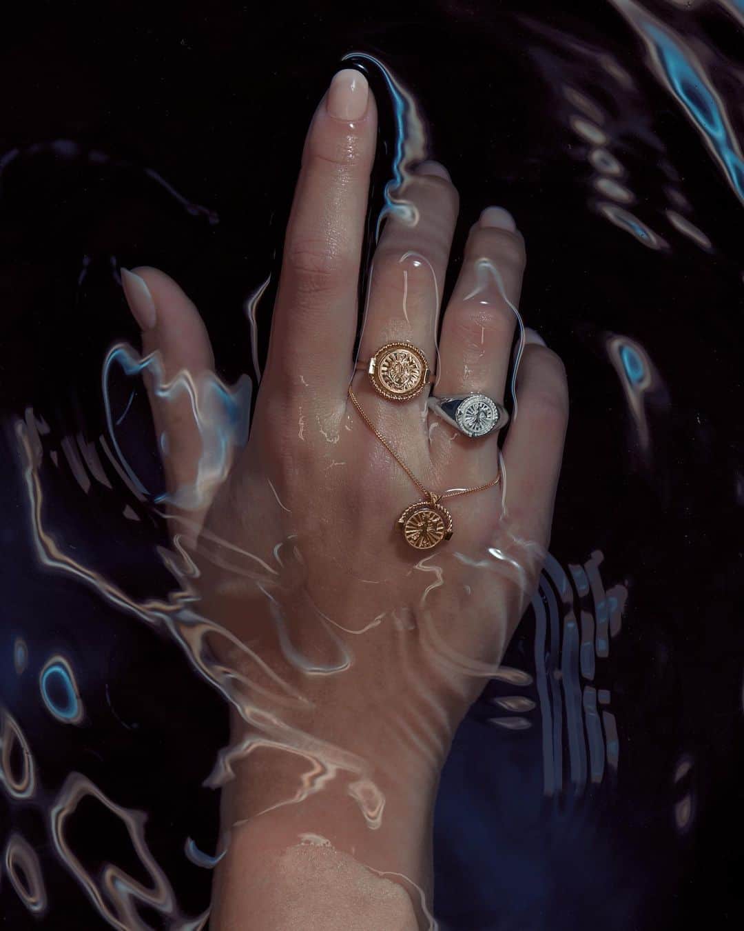 カレンウォーカーのインスタグラム：「For Karen, a lifelong Aucklander who grew up tootling around the waters of the Hauraki Gulf on the Walker family boat, the sea’s never been far from heart. Today we introduce our new jewellery collection ‘The Navigator’ which reflects the sense of tradition and romance that boating life evokes for Karen. For part I of this collection, the Runaway Girl totes a nautical burgee over her shoulder and wears a sailor’s cap and plimsoll shoes for the voyage. She’s centred on a compass-like disc outlined with fine rope which appears on a signet ring and earrings and as a spinning disc on a necklace and ring. On the reverse of the disc is a KW anchor.」
