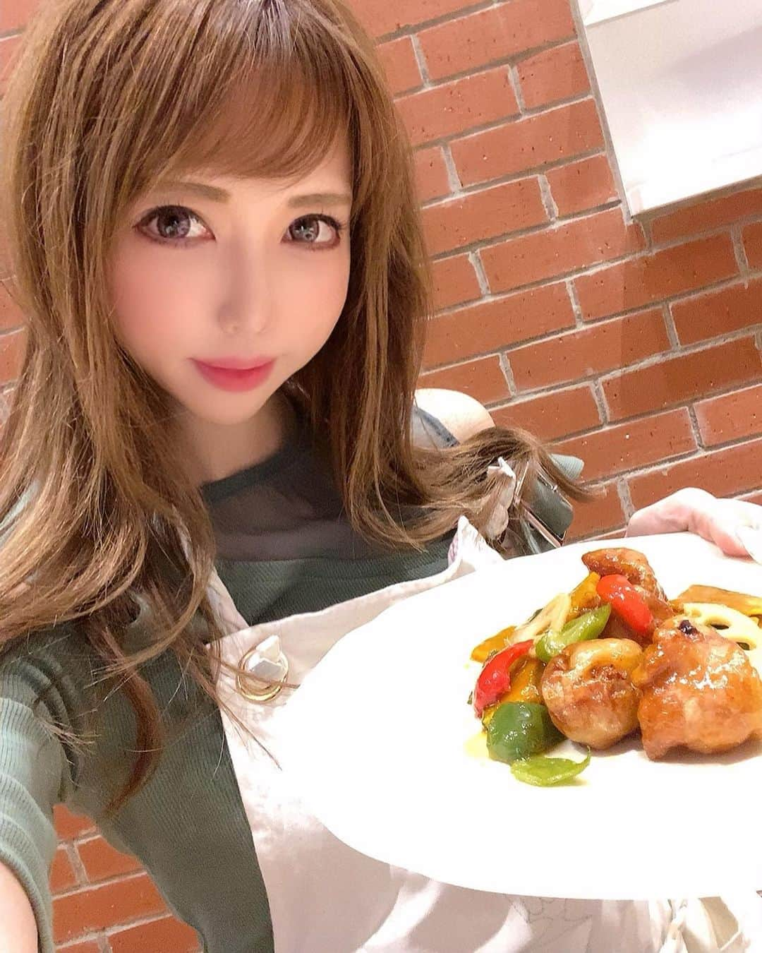 北山美奈さんのインスタグラム写真 - (北山美奈Instagram)「今週は中華作ってきた🥒酢豚美味しかったなぁ(^^)揚げ物家でしないけど気が向いたら作りたいな😉 先週同じ受講だった女の子が。隣の席から美奈さん❣️って気付いてくれて嬉しかった💖 今回も意外と面白いですよねって大人の方にも言われてなんだか楽しかったです☺️☺️ 何年もエプロン買ってないなぁ笑まぁいいや🙂 #料理教室 #料理勉強中 #ホステスの休日 #中華料理 #酢豚 #黒酢酢豚#きゅうりの浅漬け #中華風コーンスープ #黒ごまプリン #女子力 #赤れんがテラス #エプロン #エプロン女子 #ジェラピケ」10月13日 14時01分 - rin_minakitayama