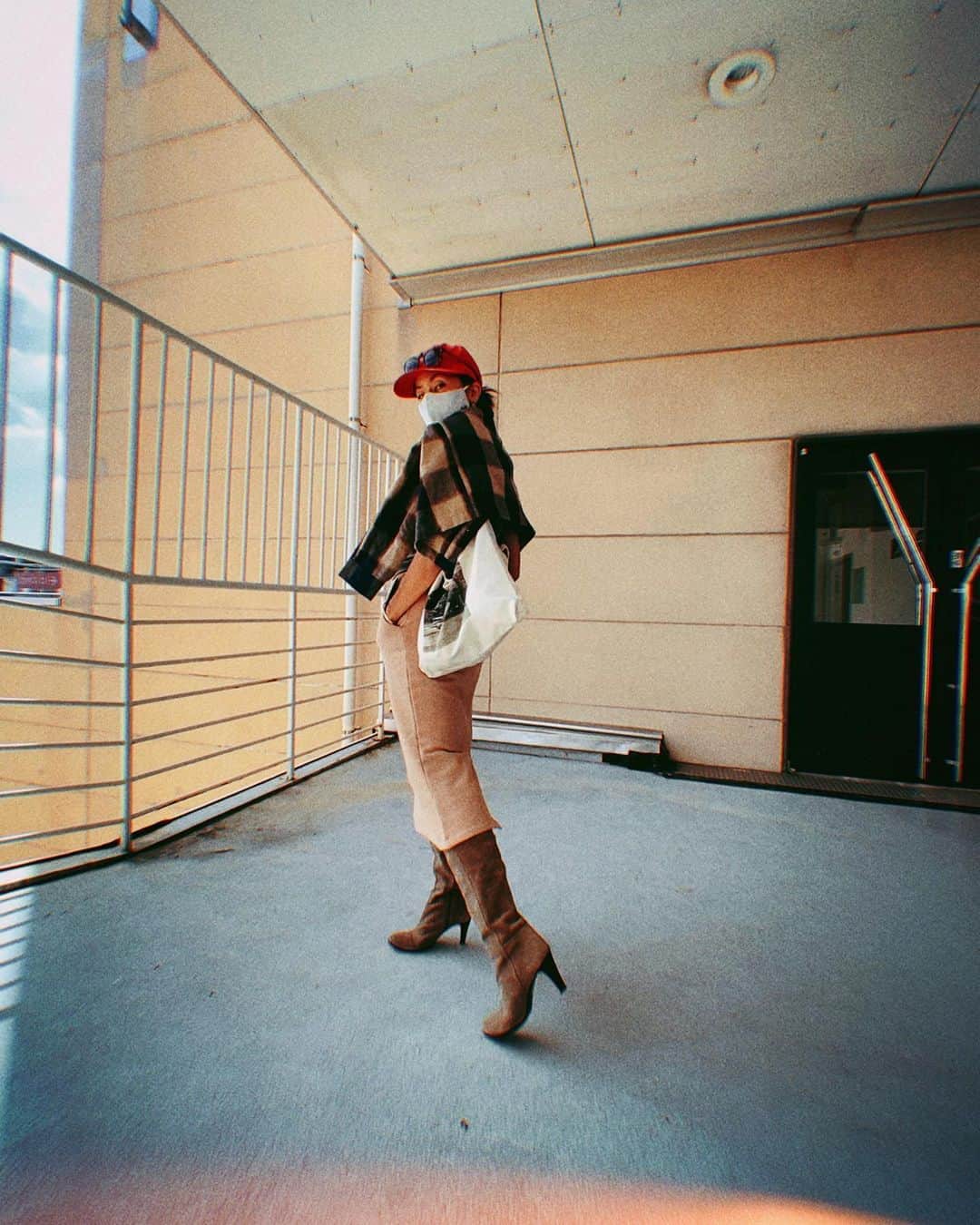 堀舞紀のインスタグラム：「🧢 . . . . 初おろしcap!!! . . . 秋ぽいけど、、 まだまだあつくてタンク🥴着てます . . . setupで買った スウェットスカートは 丈が半端でめちゃくちゃ 可愛くて気に入ってる🥺 @ayakawasaki ✖️ @sonnylabel  . . 上は水色にしたから涼しくなったら setupで早く着たいんだよな〜🙋🏽‍♀️ . . 大人めにブーツ合わせが ちょいと気分♡ . とはいえ、 ビーサンでも着ると可愛くて 週2回はきてる🤪🤪🤪 . . . #秋服 #outfit  #cap」