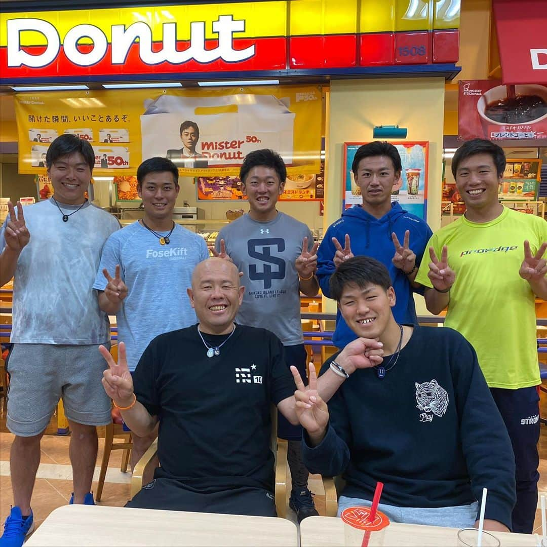 小田幸平さんのインスタグラム写真 - (小田幸平Instagram)「今日は筑後スタジアム🏟で2試合目⚾️18時〜プレイボール。ホテル10時チェックアウトで4時間ぐらいフリー時間近くのショッピングセンターの中のミスタードーナツ🍩へ選手と📷みんないい奴ばかり❗️向かって右側が今日先発菅原（ジェイソン）#ソフトバンクホークス#愛媛マンダリンパイレーツ#はげch#中日ドラゴンズ#読売ジャイアンツ#タマホームスタジアム筑後#ナイター#ミスタードーナツ」10月13日 14時12分 - oda.kohei