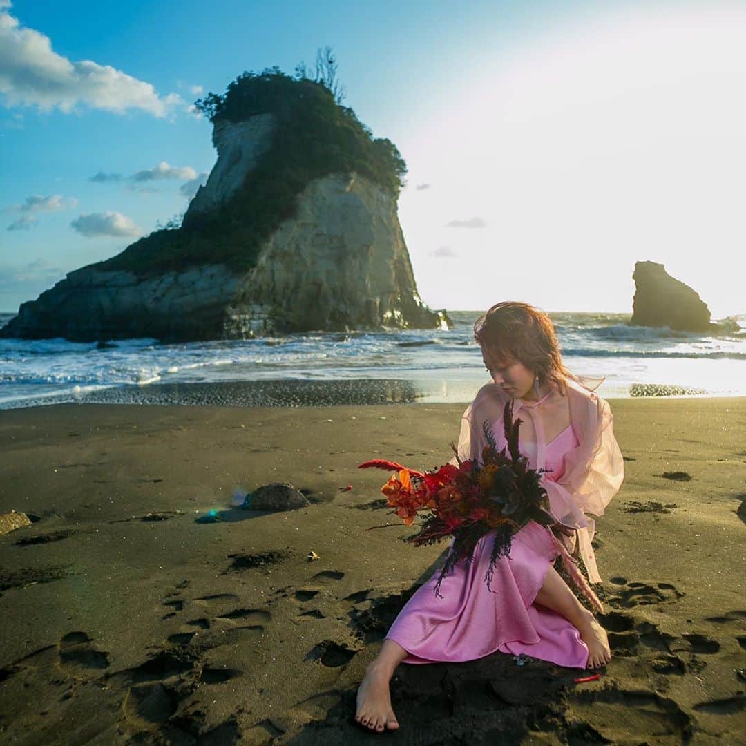 くまみきのインスタグラム：「早朝の海で癒された☺️  Photo by @boss.aurouge.happyshoot   #ポートレート #作品撮り #海 #早朝 #自然 #自然が好き #sea」