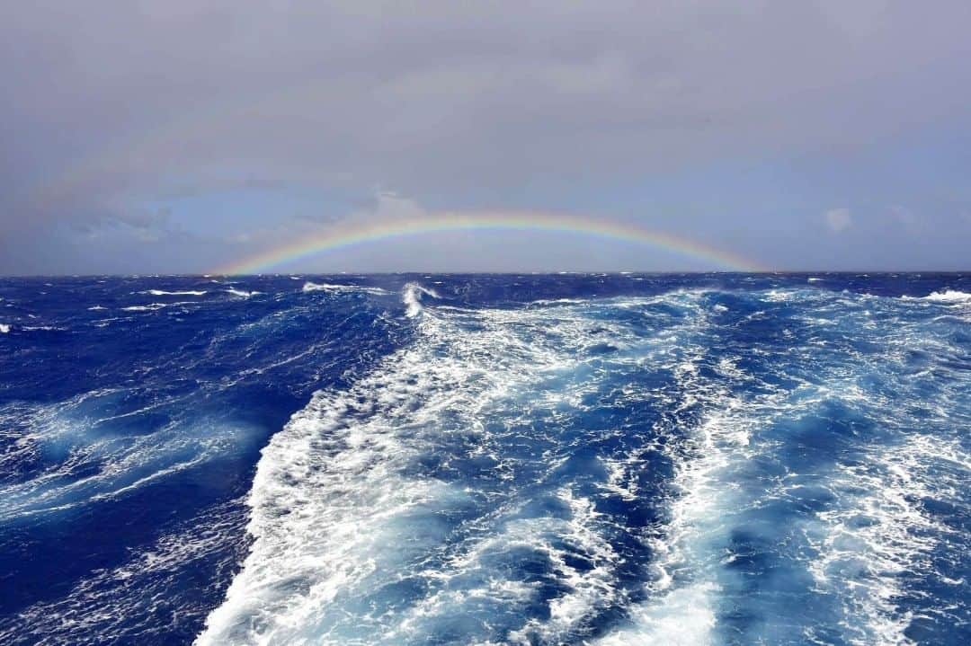 海上自衛隊さんのインスタグラム写真 - (海上自衛隊Instagram)「〜レインボーブリッジ〜 令和２年度遠洋練習航海（後期）を実施中の練習艦「かしま」が、ハワイを出港した後に出合った虹。海に虹の橋が架かりました。    #これぞレインボーブリッジ #虹 #水平線にかかる虹 #rainbow #幸運 #ラッキー　 #虹のかなた #君に見せたい景色がある #海は広いよ」10月13日 14時15分 - jmsdf_pr