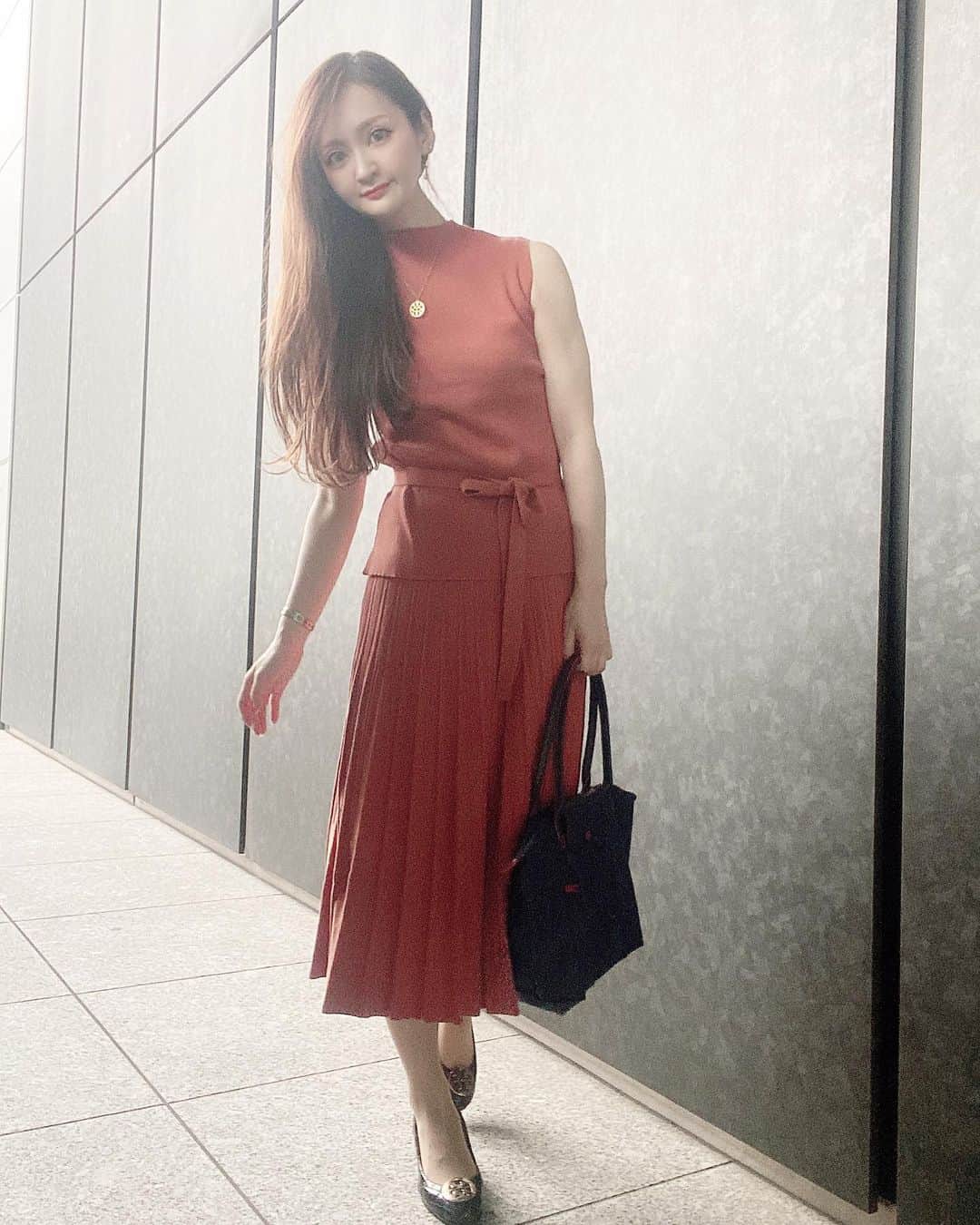 のインスタグラム：「プライム・ワードローブって知ってる？  おうちで試着できて、 買わないものは送られてきた箱に入れて返送できるシステムだよ🛍  ネットでお洋服買う時って、色味だったり、シルエットやサイズ感がわからなかったりしますが、じっくりおうちで試着できるからありがたい☻  秋服が欲しくて、レンガ色のニットワンピと通勤にも使えるロンシャンのル プリアージュを新調♥︎  私、肩が鋼みたいに硬くて凝り固まってるから、ロンシャンのトートは軽くて助かってる♡  ・  one piece：Mila Owen  bag：LONGCHAMP  ・  ✔︎アマゾンプライム会員のみ  ✔︎送料も無料（返送の際も送料不要）だから、かかるのは商品購入費のみ ✔︎複数商品を選んで送ってもらい、気に入った物を試着して購入できる！ 10/13（火）～10/14（水）プライムデー  https://www.amazon.co.jp/primeday  10月14日までプライムデーでセールを開催してて、お得にお買い物ができるチャンス♥︎  @amazonfashionjp チェックしてみてね☻  ・  #amazonで発見 #Amazon #Amazonプライム #プライムデー #PrimeDay #Fashion #セール #sale #ファッション #アマゾンファッション  #PR #amazonfashionjp」