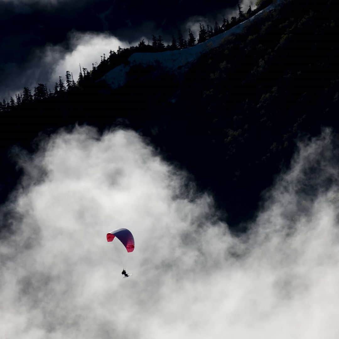 江本悠滋さんのインスタグラム写真 - (江本悠滋Instagram)「Ski + paraglider + tandem   Photographer : @fujimakisho   #tateyama #paraglider #parapente #tandems #ski #登山　#立山」10月13日 14時27分 - emoto_yuji