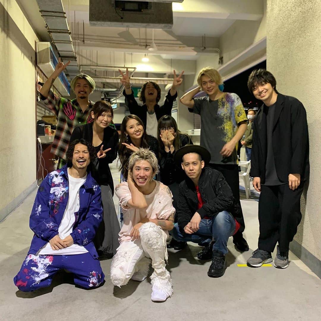 阿部真央のインスタグラム：「遅くなってしまったけど、  素晴らしい経験でした。  本当に、すべての皆さんに、 すべての出会いに、 ありがとうございます⭐️  #FIELDOFWONDER #ONEOKROCK #もう一度」