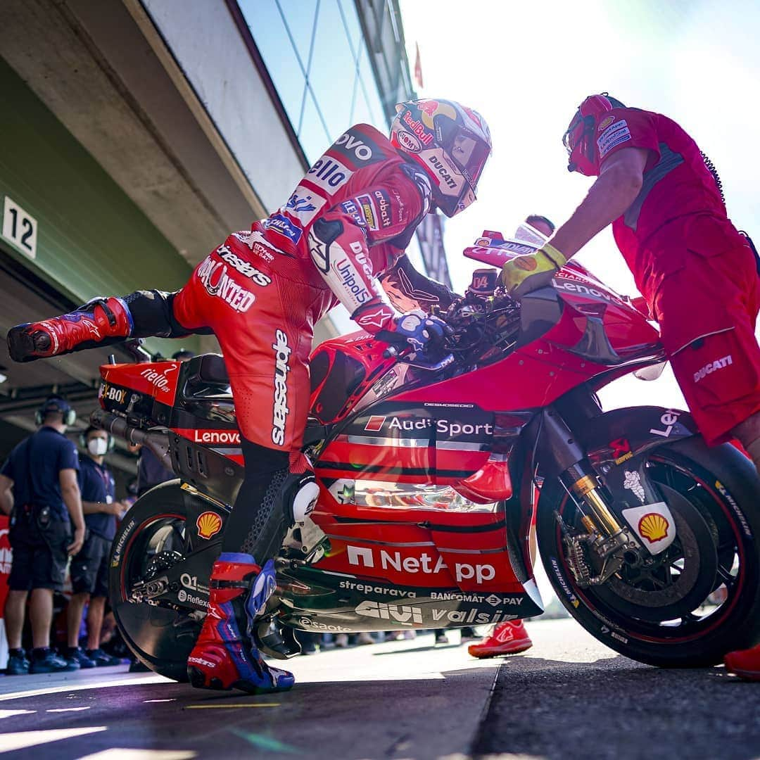 アンドレア・ドヴィツィオーゾさんのインスタグラム写真 - (アンドレア・ドヴィツィオーゾInstagram)「No rest, it's another race week! 🏁  #Dovi04 #AD04 #undaunted #ForzaDucati #MotoGP #Alpinestars #SuomyHelmets #RedBull #Biotekna #Mondottica #DucatiEyewear #lentidavistaGalileo #MucOff 📷 @falex79」10月13日 19時51分 - andreadovizioso