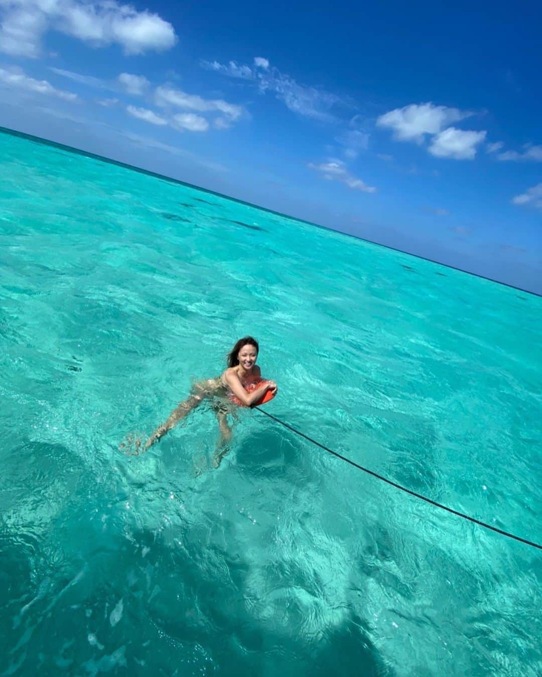 Ami さんのインスタグラム写真 - (Ami Instagram)「足つかないところでもライフジャケットなしで泳ぎたくて、挑戦してみたよ‼︎ ちょっとだけできるようになった🌈 すぐ浮き輪に捕まれる状況じゃないと無理だけど🥺 そんなことより、海綺麗すぎてため息。。 もっと地球を大切にしないとって改めて思わされる景色だった🌏」10月13日 19時51分 - ami_dream05