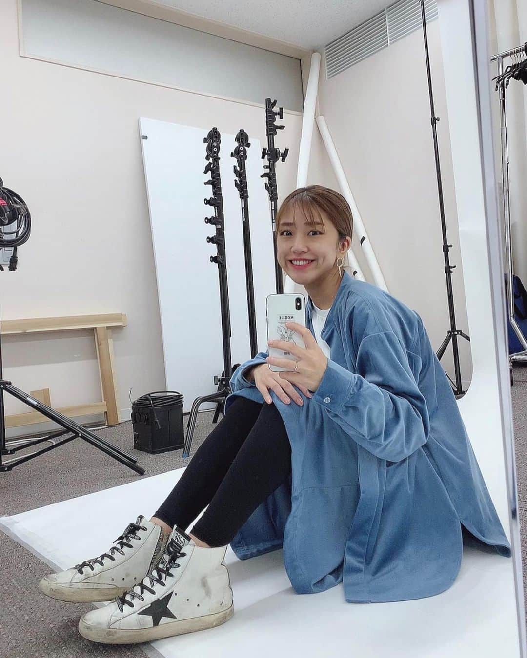 本橋優華のインスタグラム：「またまたまたセットアップ☺︎ 可愛いのが多いのですね今年。  冷え性なのでスカートの下にレギンス。 これでもかと着圧効果で引き締まって見えるし、脚の浮腫も解消されてWで嬉しい。 めちゃきつめなのに履く時、びりびり〜て電線しないしめちゃいい。 さすがAmazon1位✧  #パエンナスリムneo#パエンナスリム#着圧レギンス#加圧レギンス #足痩せ#脚痩せ#むくみ改善#骨盤矯正#スパッツ#レギンス#セットアップ#skirt#shirt#blue#coord #beauty#leggings#diet#sneaker#sponsored#daytime#goodnight#PR」