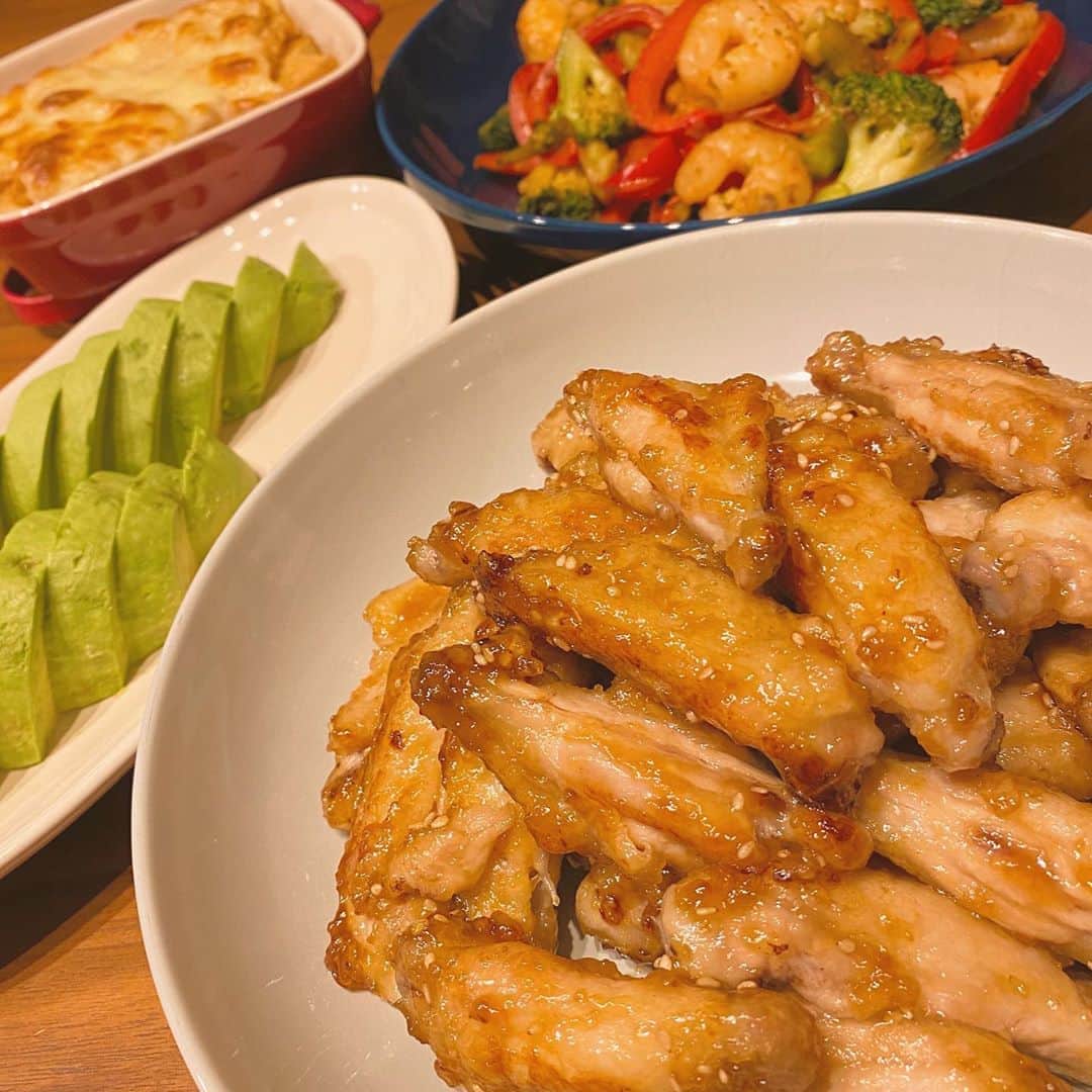 のインスタグラム：「本日は「骨つきのあのお肉が食べたーいっ‼️」というリクエストにお応えしました☺️ みんな大好き手羽中の甘辛😁 消費したかった冷凍のエビとブロッコリー🦐🥦は炒め物に✨厚揚げと納豆はチーズを乗せてグラタン風にして☺️あとは定番のアボカドのお刺身🥑 食べられるものの幅が狭すぎる人がいるもので👧必ず一品は絶対に食べるものを作らなきゃいけないから短いスパンで同じようなものがグルグル🌀 少しずつ色々な一口にチャレンジしてトレーニング中です💦 食わず嫌いで絶対に口を開けないのが厄介😱  #岡部玲子 #タレント　#レポーター　#アナウンサー　#女子アナ　#ジュニアアスリートフードマイスター　#簡単晩御飯　#低糖質ごはん #healthyfood #lowcarb #dinner」