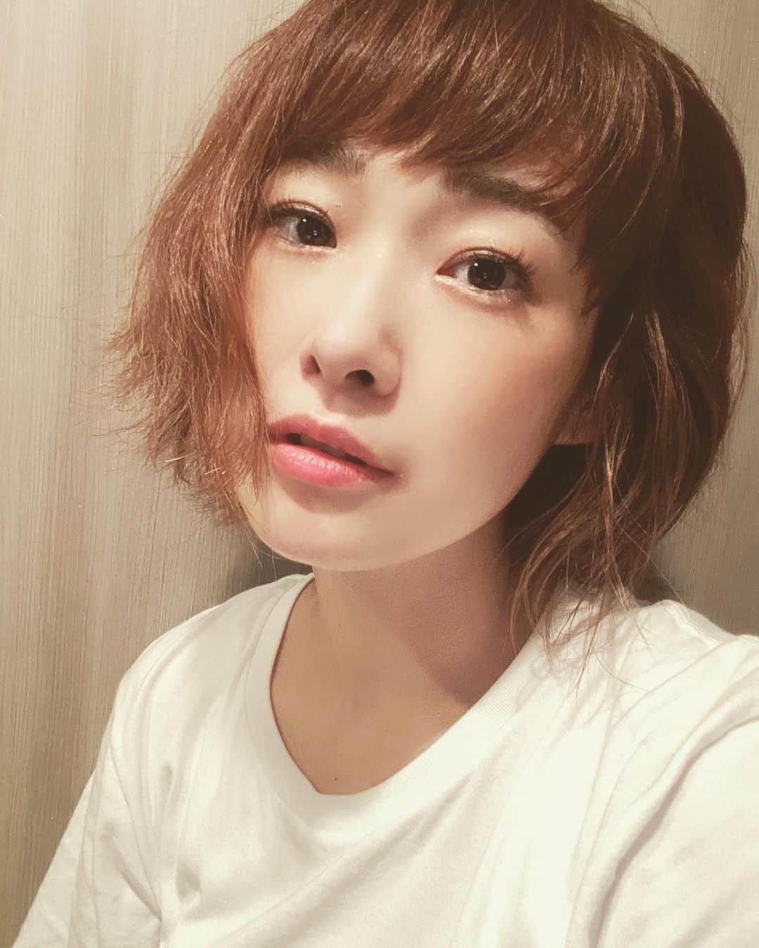 寺崎裕香のインスタグラム：「秋、、、、 いや、冬？？？  だいぶ寒くなってきましたね。 こんな時パーカーあるといいよねぇ。  一枚できてもいいし〜  大きめだと中にも着込めるし〜 私パーカー大好きでいっぱいもってるの。  って事で！！！  この度 アパレルブランドLIVERTINEAGEさんとコラボで、パーカーをデザインさせていただくことになりましたー！  私の好きな物や言葉が詰まったデザインのパーカーです！ これからの季節に活躍してくれるはず！  男女問わず着れるデザインを色々と相談させてもらいました♪  完全受注生産で、 11月受注開始です！  アパレルブランドさんとのコラボって事で 写真カッコつけてみた。笑笑  私も仕上がりが楽しみでございます♪ お楽しみにー！  @livertine_age」