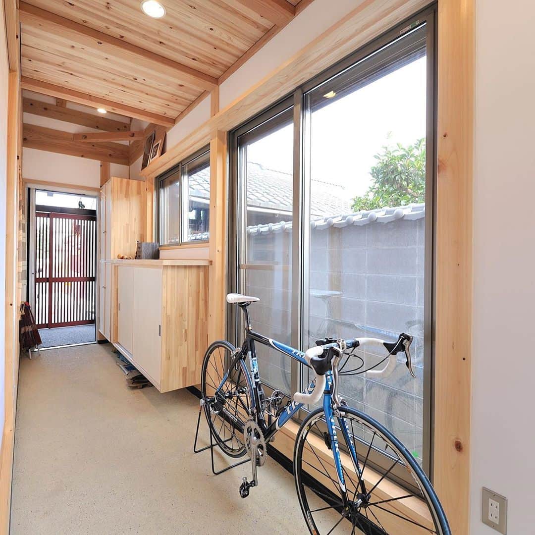 荒川建設株式会社さんのインスタグラム写真 - (荒川建設株式会社Instagram)「【趣味を愉しむ家づくり】  朝晩肌寒くなってきて秋を感じる季節になってきました🍂  秋といえば読書やスポーツ、食欲や芸術など色々がありますが、今年はお家での趣味時間も増えそうですね💡  例えば心地よい季節、出番の多い愛車の自転車を土間に飾って眺めてみたり🚲読書で読んだ本を造作の大きな本棚に並べてみたり📚、、  趣味が広がる家づくりは、想像し考える時間さえも楽しめます。  #趣味部屋#しげや暮らし#しげや#木の家暮らし#木の家#家づくり#滋賀の家#荒川建設株式会社」10月13日 14時28分 - arakawa_cc