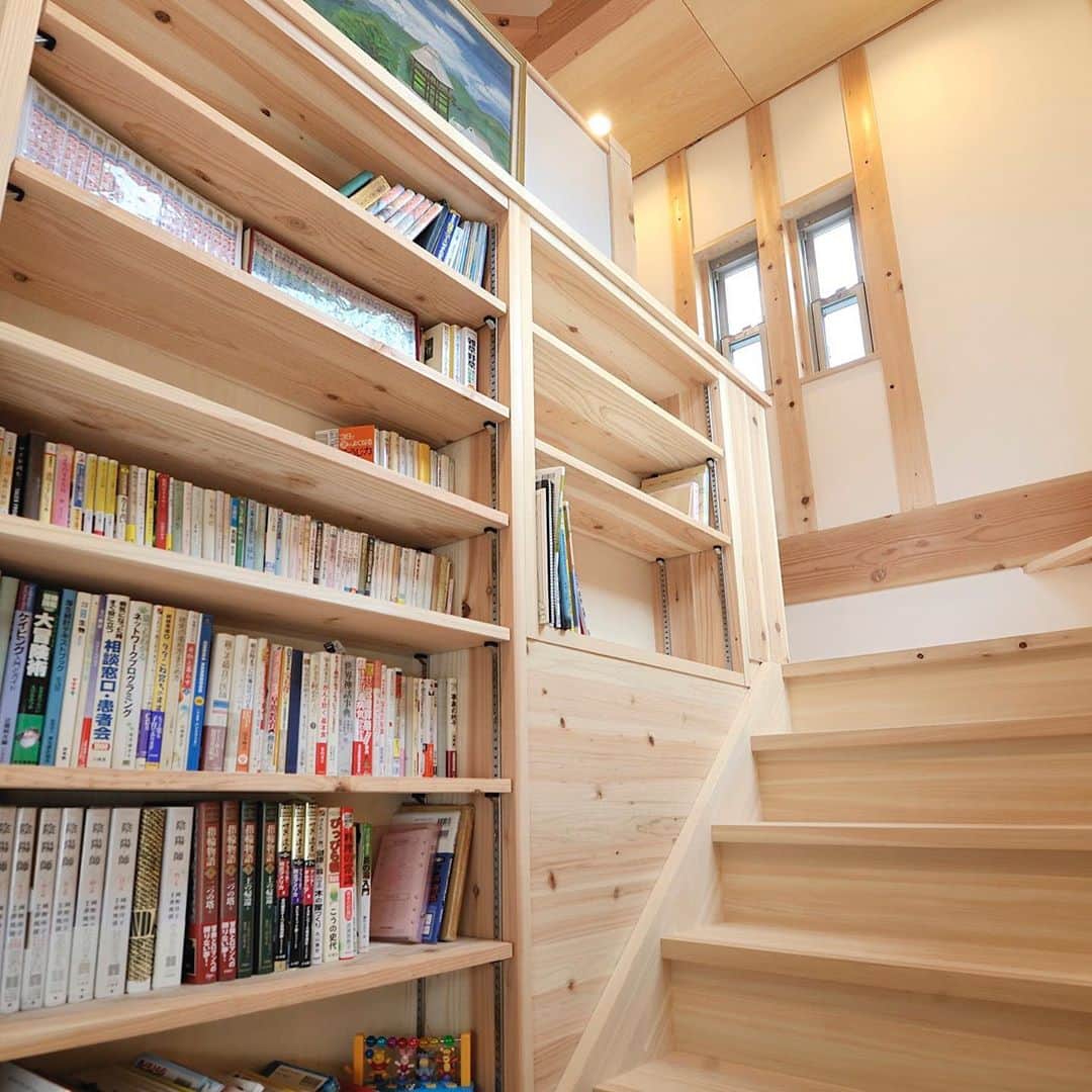 荒川建設株式会社さんのインスタグラム写真 - (荒川建設株式会社Instagram)「【趣味を愉しむ家づくり】  朝晩肌寒くなってきて秋を感じる季節になってきました🍂  秋といえば読書やスポーツ、食欲や芸術など色々がありますが、今年はお家での趣味時間も増えそうですね💡  例えば心地よい季節、出番の多い愛車の自転車を土間に飾って眺めてみたり🚲読書で読んだ本を造作の大きな本棚に並べてみたり📚、、  趣味が広がる家づくりは、想像し考える時間さえも楽しめます。  #趣味部屋#しげや暮らし#しげや#木の家暮らし#木の家#家づくり#滋賀の家#荒川建設株式会社」10月13日 14時28分 - arakawa_cc