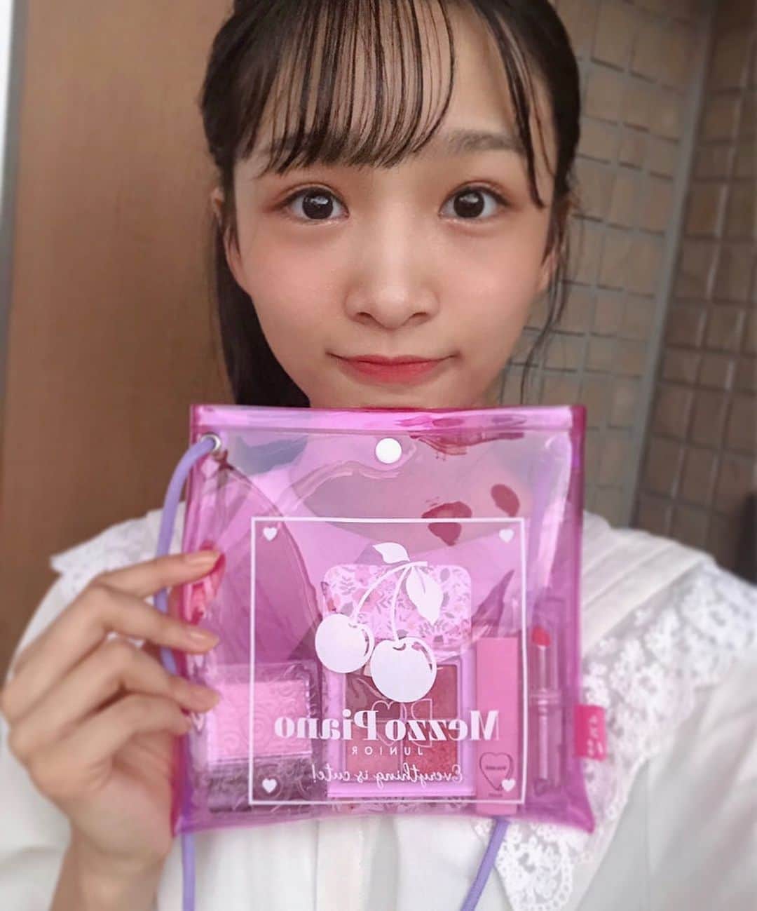 ニコ☆プチのインスタグラム：「プチモのふろくの使い方🌟 10月号はおそらくこれでラスト🤔 みんなも使ってくれてるかな？💘 もうすぐ発売の12月号ふろくも、楽しみにしててね〜🥰  今月号の付録みんな使ってる〜？ 大！活！躍な！ 凄く可愛いmezzo piano juniorさんのサコッシュ💖 私はコスメを入れて中身も可愛くして使ってるよ🤗  最近はガーリーな気分だからポイントでサコッシュでもっとガーリーにしちゃおー😋  このサコッシュは長さの調節が簡単だから 斜め掛けにしたり、肩掛けにしたり、 その時によって長さが変えられるから嬉しいね！💫  #ニコプチ #ニコプチふろく #プチモのふろくの使い方  #ニコプチふろくのある生活  #メゾピアノジュニア #mezzopianojunior  #ふろく #中山あやか」