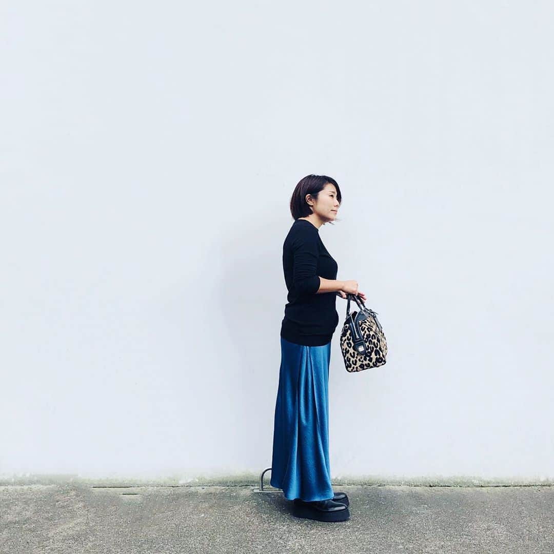 望月律子さんのインスタグラム写真 - (望月律子Instagram)「この秋冬の足元はボリュームのあるシューズを合わせるのがオススメ。 特に長めのスカートの時はね。 #厚底ブーツ #ボトムとのバランス #スカートやワンピースはもちろん #細身のパンツとも相性いいですよ☺︎」10月13日 14時32分 - ritsukomochizuki