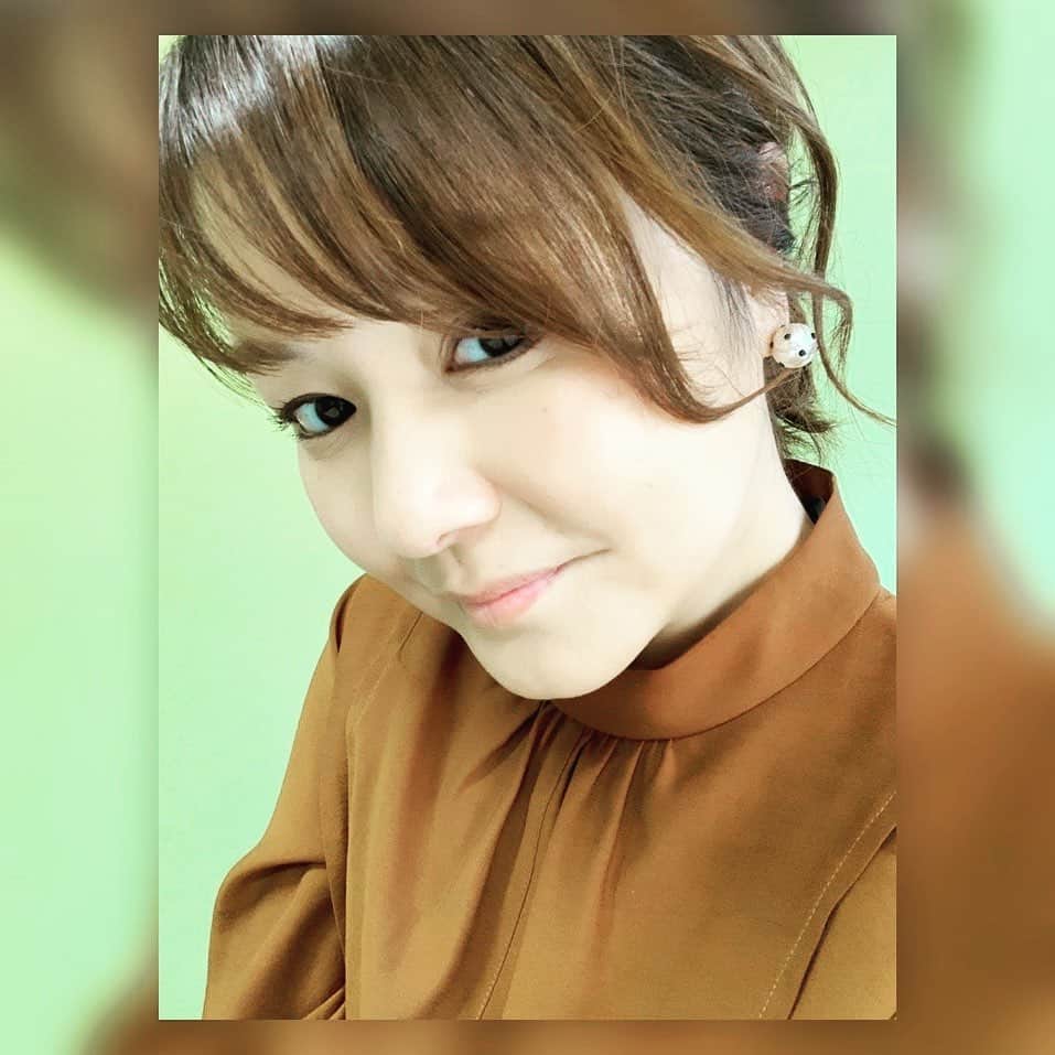 中澤裕子のインスタグラム：「🤎🤎 今日もまとめ髪。 このクリンとしたカールが好き。  衣装 #blancoatago」