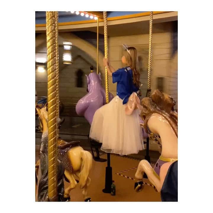 夢月せらのインスタグラム：「今まで乗ったこと無かったアラジンのカルーセル🎠  念願のジーニーに乗れて大満足でした❤ 夜に乗ったから、アラビアンコーストの夜景が綺麗だった〜🌃  無自覚でずっと一緒に動いてたらしい←」