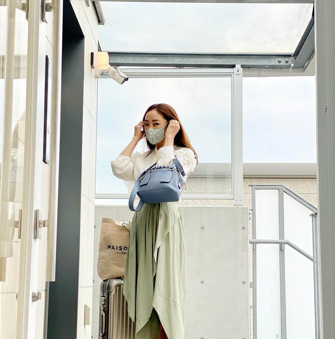 神崎恵さんのインスタグラム写真 - (神崎恵Instagram)「1本目の撮影終了。 毎日とにかく荷物が🧳🧳🧳多い。 メイク道具や撮影で使う私物。 今日の荷物は少ないほう。 おかげでキャリーの扱いもプロ並みの鮮やかさ。 それにかなりの力持ち💪🐘🤫  今日はやさしい色の服に合わせて、やわらかな色のメイクとマスクです。 マスクは顔型が綺麗に見える　@kimono_kapuki のマスクで。  髪をちょっぴり切りました💇‍♀️  お洋服は少し前のものだけど、足元を新しくするだけで、なんだか新鮮です。 👢は　#chloe」10月13日 14時34分 - megumi_kanzaki