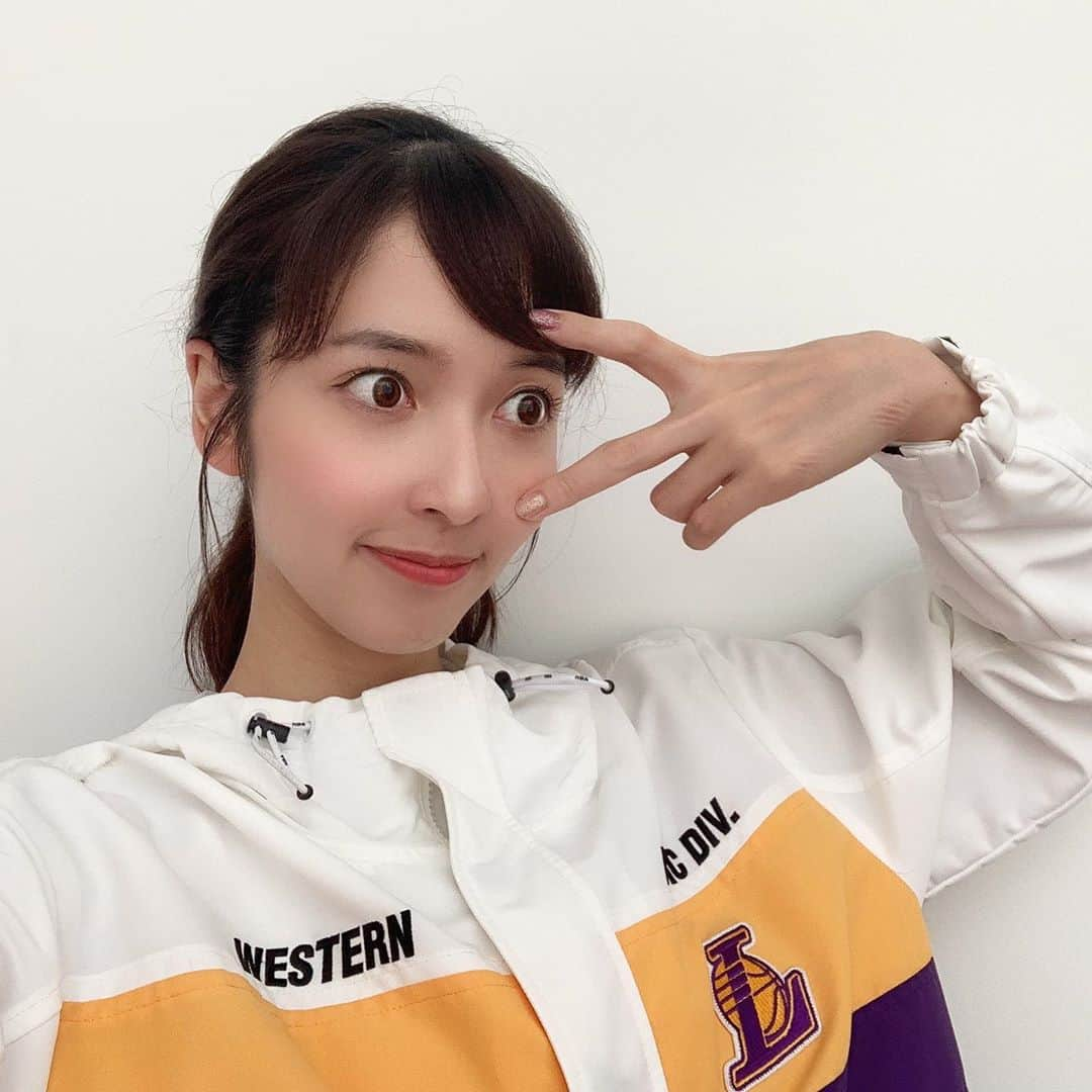 山下耀子さんのインスタグラム写真 - (山下耀子Instagram)「昨年の10/23に始まったNBA2019-2020！ 昨日のファイナル第６戦で ついに終わりを迎えてしまいました。 . NBA…？ジョーダン…！な私でしたが スタッフのみなさん、演者の皆さん そしてNBAファンの皆さんにNBAの素晴らしさをたくさん教えていただき、さらには選手たちのプレーに魅了されNBAが大好きになりました☺️ レブロン好きになってよかったー！！！笑 . まだまだ分からないことばかりではありますが、NBAが大好きなみなさんに甘えつついろーんなこと知っていきたいと思います☺️夢はでっかくレブロンに頭ポンポンしてもらいたい…🤤✨ｗ . そもそもまだ生でバスケを見たこともないので、日本のバスケそして世界のバスケをこの目で見てみたいなって思います！ あー！早くコロナなくなってしまいなさい！ . ともかくこんなよく言えばごきげん 悪く言えばアホな私をフォローしてくださってNBAを教えてくださってありがとう！これからもみなさんとNBAのお話していきたいです！ . そしてNBAに関わる全てのみなさんに感謝と労いを！ ありがとうございました！お疲れ様でした😊✨ . １８日反省会生放送あるので ぜひみてねー！！！！！ . #NBA #NBARakuten #DAILY9 #DAILY9Next #LosangelesLakers #NBAPlayOffs2020 #NBAPlayoffFinals #nbachamps2020」10月13日 14時40分 - twinkleyesy