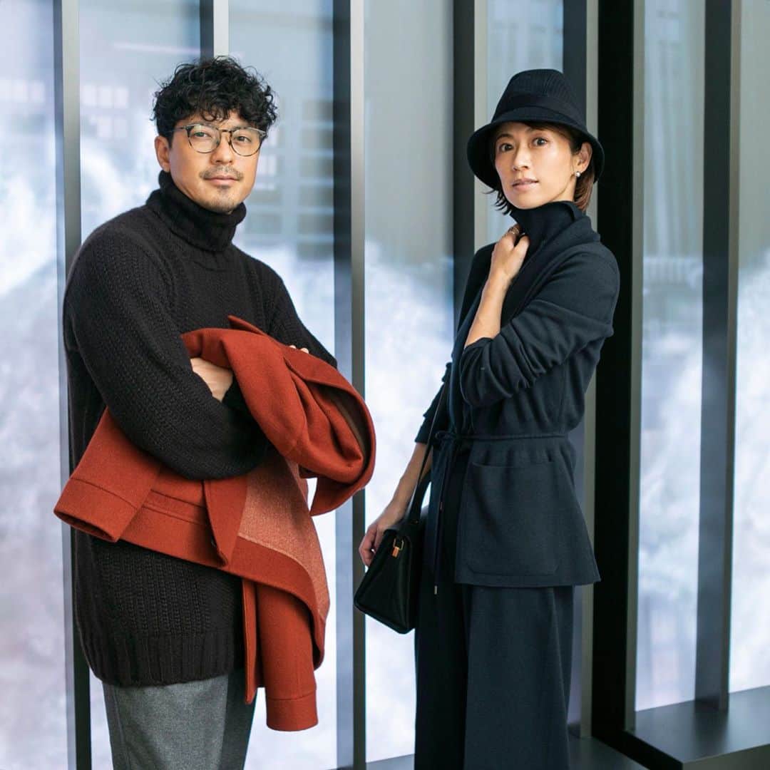 畑野ひろ子のインスタグラム：「新しくオープンした東京・銀座のロロ・ピアーナの旗艦店で開催されるデジタル・アート・インスタレーション『An Odyssey of Touch』を一足先に見に行ってきました。  ロロ・ピアーナの極上の手触りを表現したという、(これまで数多くの著名なミュージシャンとともに前衛的な作品を生み出してきた)、ロンドンを拠点に活躍するビジュアルアーティスト、Weirdcore（ウィアードコア）の作品と坂本龍一氏のトラックが生み出す美しさを感じられるエキジビションでした。  夫婦で銀座へという貴重な時間を過ごしました。😊  10月16日(土)から25日(月)までにて一般公開だそうです。  Artwork by @weirdcoretv Exhibition track by @skmtgram.  @loropianaofficial  #LoroPiana #LoroPianaGinza #Tokyo #Weirdcore #RyuichiSakamoto #Anodysseyoftouch」