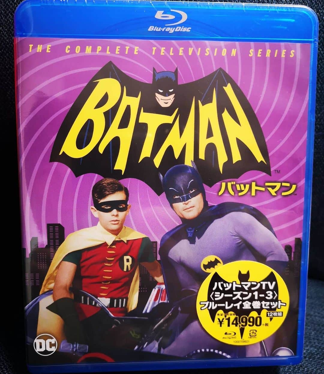 のインスタグラム：「わーーい！！ ファンの方が、誕生日プレゼントにドラマ『バットマン』のBlu-rayBOXを送って下さった！！'60年代、アダムウェストが大活躍する人気ドラマシリーズ。。これ、ざっくりしか見た事なかったから見たかってん！😆これから当分バッツな毎日になる。なんせ、全120話あるからなー😂👍👍いぇーい！！！🦇  #バットマン  #バットマン生誕80周年  #アダム・ウェスト」