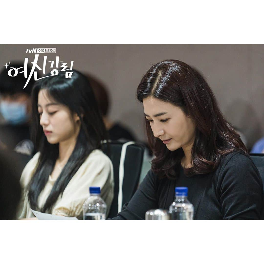 tvN DRAMA【韓国】さんのインスタグラム写真 - (tvN DRAMA【韓国】Instagram)「대본 리딩 현장부터 느껴지는 찰떡 호흡☺️ 배우들은 지금 캐릭터로 변신중!✨  자존감 회복 로맨틱 코미디 <여신강림>  12월 tvN 첫 방송🌸  #tvN #새수목드라마 #여신강림 #문가영 #차은우 #황인엽 #박유나 #박호산 #장혜진 #임세미 #김민기 #박현정 #오의식 #김병춘」10月13日 14時43分 - tvn_drama