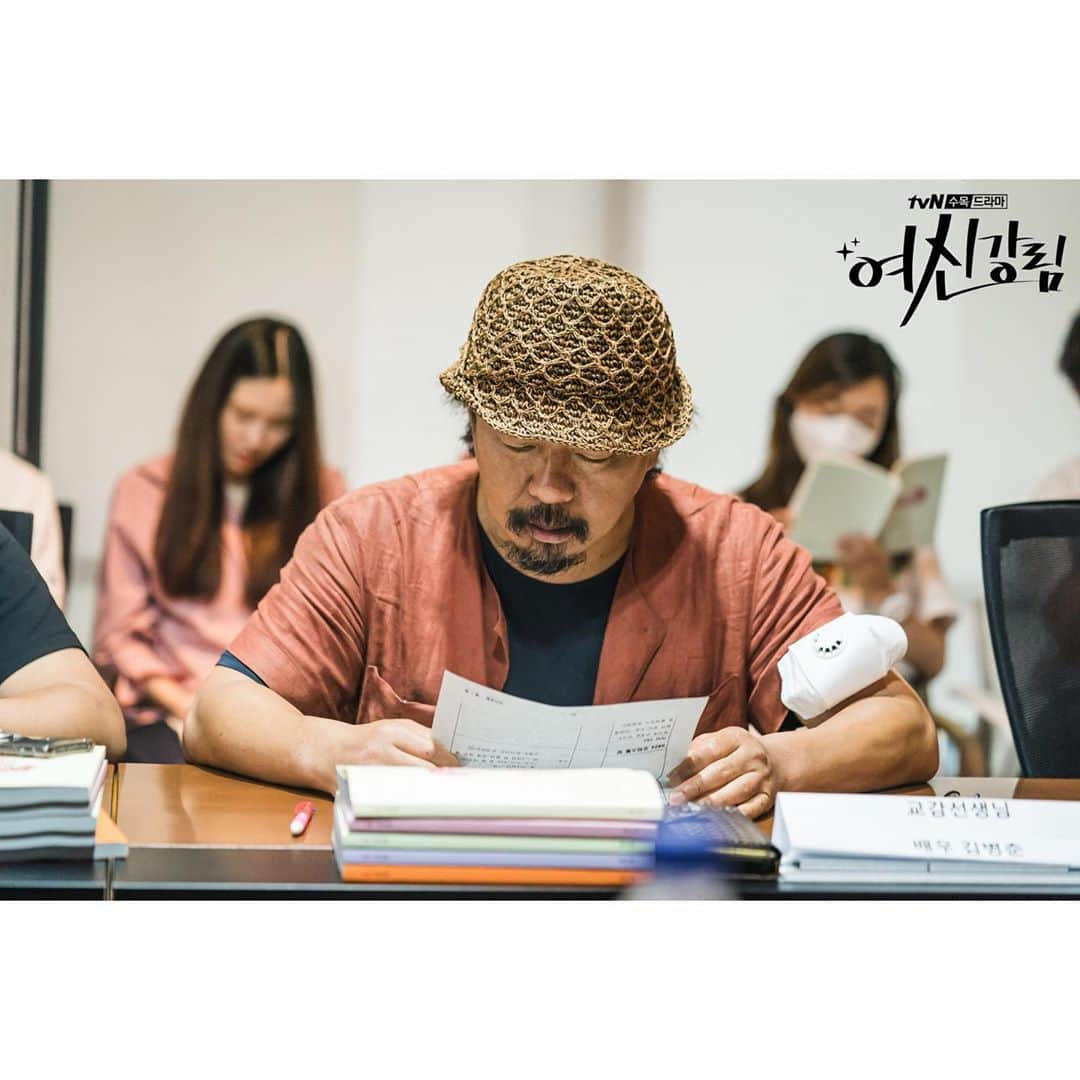 tvN DRAMA【韓国】さんのインスタグラム写真 - (tvN DRAMA【韓国】Instagram)「대본 리딩 현장부터 느껴지는 찰떡 호흡☺️ 배우들은 지금 캐릭터로 변신중!✨  자존감 회복 로맨틱 코미디 <여신강림>  12월 tvN 첫 방송🌸  #tvN #새수목드라마 #여신강림 #문가영 #차은우 #황인엽 #박유나 #박호산 #장혜진 #임세미 #김민기 #박현정 #오의식 #김병춘」10月13日 14時43分 - tvn_drama