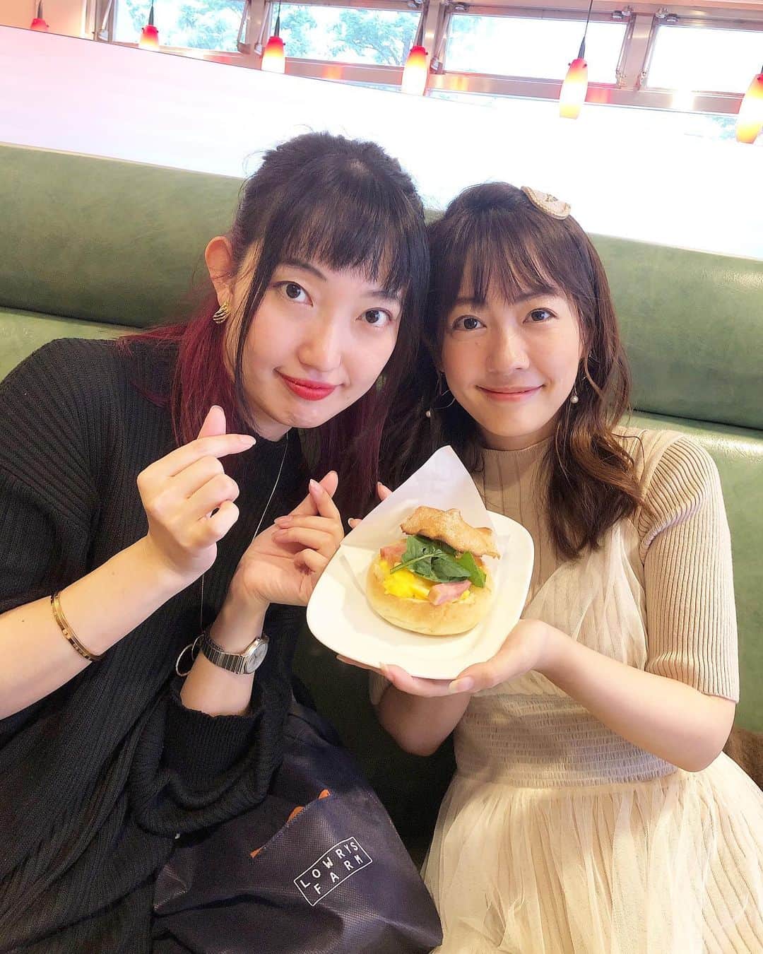うえむらちかのインスタグラム：「朝からはしまゆと #ベローチェ で打ち合わせ☕️﻿ @cafe.veloce  ﻿ ﻿ #ベローチェモーニング してきました🥯﻿ ﻿ 私が頼んだのは﻿ モーニングB﻿ カイザーサンド　スクランブルエッグ・ベーコン🥓🍳﻿ ﻿ 美味し〜❣️﻿ ﻿ ベローチェで朝ご飯食べるの初めてだったんだけど…﻿ 11時までやってるし、他メニューも気になったから﻿ また行くことになりそう🤤﻿ ﻿ ﻿ そしてこの日の髪の毛は﻿ この間事務所に #誕生日プレゼント で届いていた﻿ @areti_jp の #カールアイロンと﻿ @loretta_pr_official の #クルクルシュー で巻きました🎁﻿ ﻿ 巻き髪の練習に励んでたので これで楽に巻けるようになる〜✨ 本当にありがとうございます💕﻿ ﻿ ﻿ #moaning #Breakfast﻿ #CAFFÈveloce #veloce ﻿ #カフェベローチェ #ベローチェ朝ご飯﻿ #ベローチェモーニング #ヘアアイロン﻿ #ヘアスタイル #巻き髪 #ヘアスプレー」