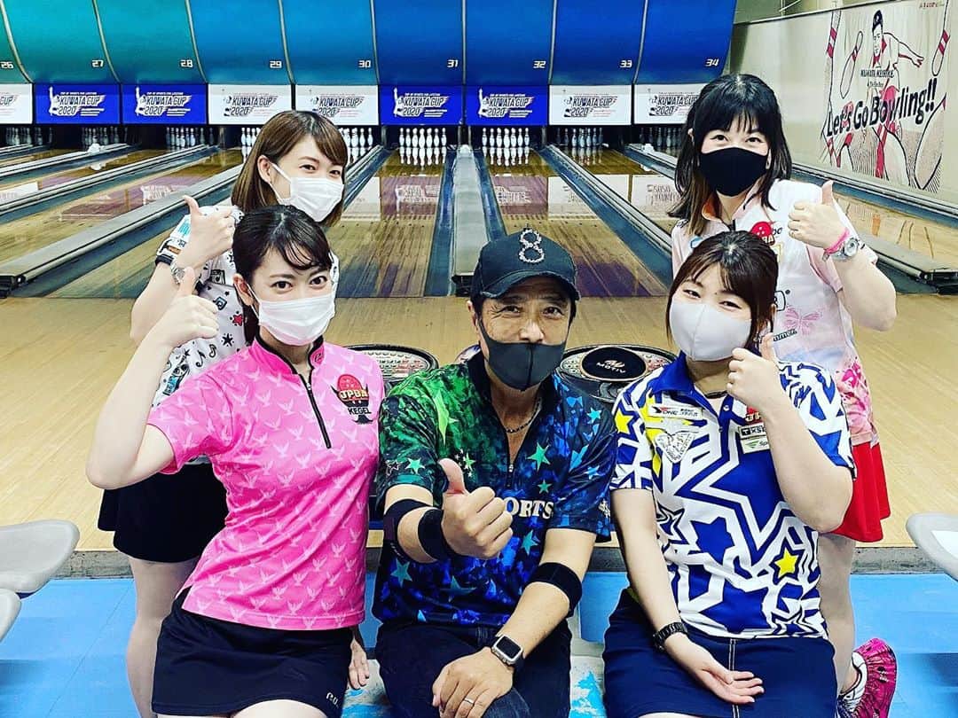 黒田アーサーのインスタグラム：「月曜日は恒例の花きゃべつリーグです😊✌️昨日はKORN兄貴と秋山希望ちゃんが欠席でした😂それでも六甲で戦って来た💕渡辺けあきプロ💕矢野朋代プロ💕飯田菜々プロ💕チョンヨンヒャンプロが参加で相変わらず華やかなきゃべつリーグでした😉👍💕 #東京ポートボウル #花きゃべつリーグ  #矢野朋代プロ  #渡辺けあきプロ #飯田菜々プロ  #チョンヨンヒャンプロ  #六甲クイーンズオープン  #お疲れ様でした❤  #公式アンバサダー #黒田アーサー #ボウリング好きな人と繋がりたい  #ボウリング愛 #bowling #tokyoportbowl  #볼링」