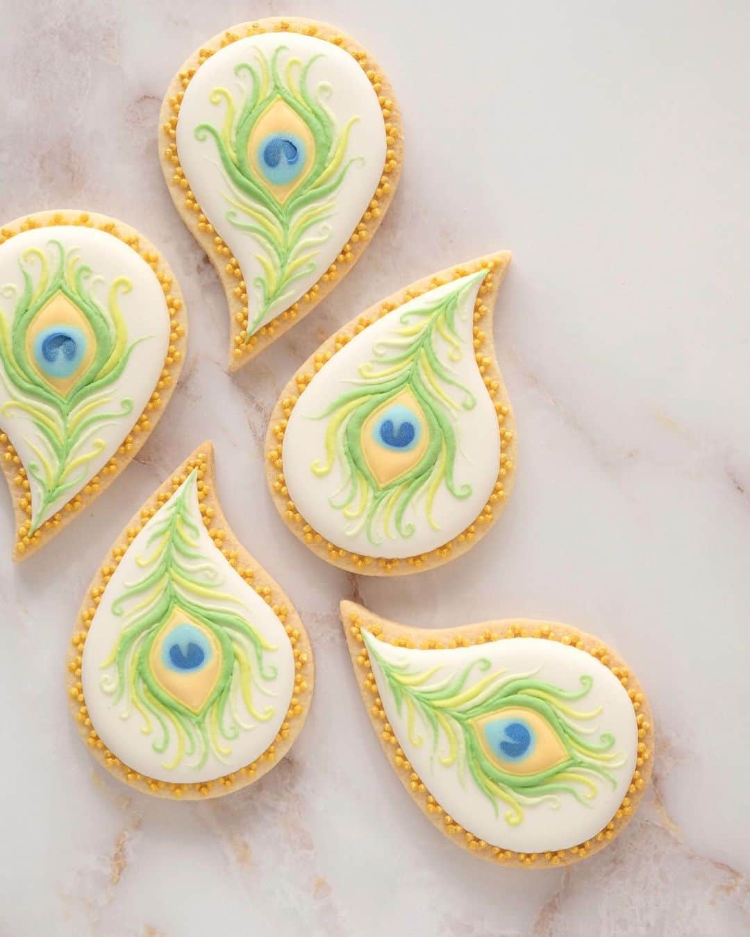 KUNIKAのインスタグラム：「Peacock feather cookies 🦚﻿ ﻿ ペイズリー柄作ろうと思って焼いたけど、孔雀の羽根に変更しました 🎨﻿ ﻿ #artofkunika」