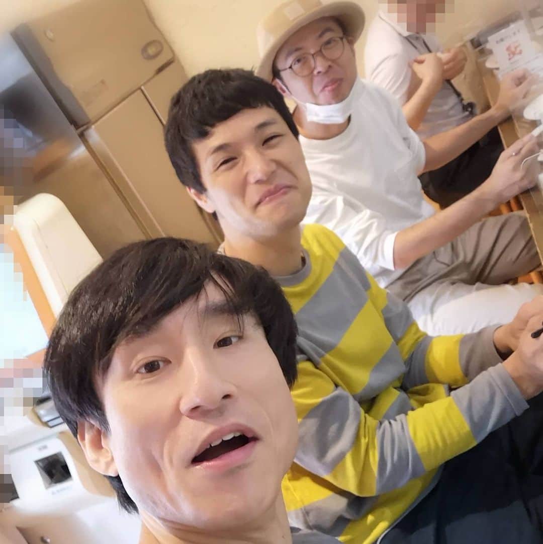 なだぎ武さんのインスタグラム写真 - (なだぎ武Instagram)「朝から舞台『ハイスクール！奇面組3〜危機一髪！修学旅行編』の取材。久し振りに平野良とも会えた😄嬉しいね〜。吉本組のもう中、ジョイマン高木も揃い『あ〜、またあのカロリーのえげつない舞台が始まるな〜…』と喜びを噛み締めております。朝から笑いの耐えない取材、舞台の序章のようでワクワクしました。終わりでチーム吉本でハンバーグを堪能。。うまひー！  #ハイスクール奇面組3  #草月ホール公演」10月13日 15時06分 - nadagigigi