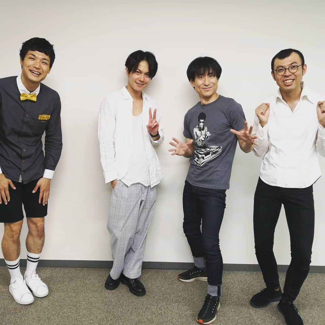 なだぎ武さんのインスタグラム写真 - (なだぎ武Instagram)「朝から舞台『ハイスクール！奇面組3〜危機一髪！修学旅行編』の取材。久し振りに平野良とも会えた😄嬉しいね〜。吉本組のもう中、ジョイマン高木も揃い『あ〜、またあのカロリーのえげつない舞台が始まるな〜…』と喜びを噛み締めております。朝から笑いの耐えない取材、舞台の序章のようでワクワクしました。終わりでチーム吉本でハンバーグを堪能。。うまひー！  #ハイスクール奇面組3  #草月ホール公演」10月13日 15時06分 - nadagigigi