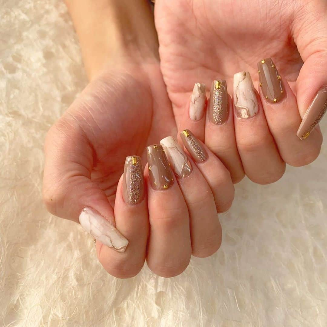 三浦亜莉沙のインスタグラム：「﻿ ▷▷ 𝐧𝐚𝐢𝐥﻿ ﻿ #ネイル #nail﻿ #秋ネイル﻿ ﻿ @esnail_tokyo 🤎」