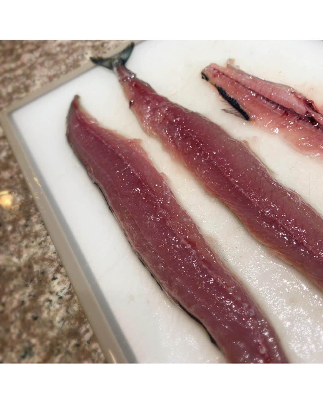 佐々木希さんのインスタグラム写真 - (佐々木希Instagram)「昨日の夜ご飯。 北海道釧路産の秋刀魚を沢山頂き、秋刀魚尽くしな夜。 お刺身でたっぷり頂き、さらに焼きと、新米のあきたこまちで炊き込みご飯にも。 こんなにも美味しい秋刀魚が食べられて、贅沢を感じ、幸せな夜になりました。 子供は、焼きと炊き込みご飯をおかわりしていました。 秋田県産の舞茸がたっぷり入ったお味噌汁も。秋ですね。  本当に、海鮮が好きで堪らない… #山治 の山崎さん、ありがとうございます🐟✨  魚下ろすときに思ったけど、出刃包丁が欲しくなってきた。あった方がいいのかなぁ。。  #希んちのごはん」10月13日 15時08分 - nozomisasaki_official